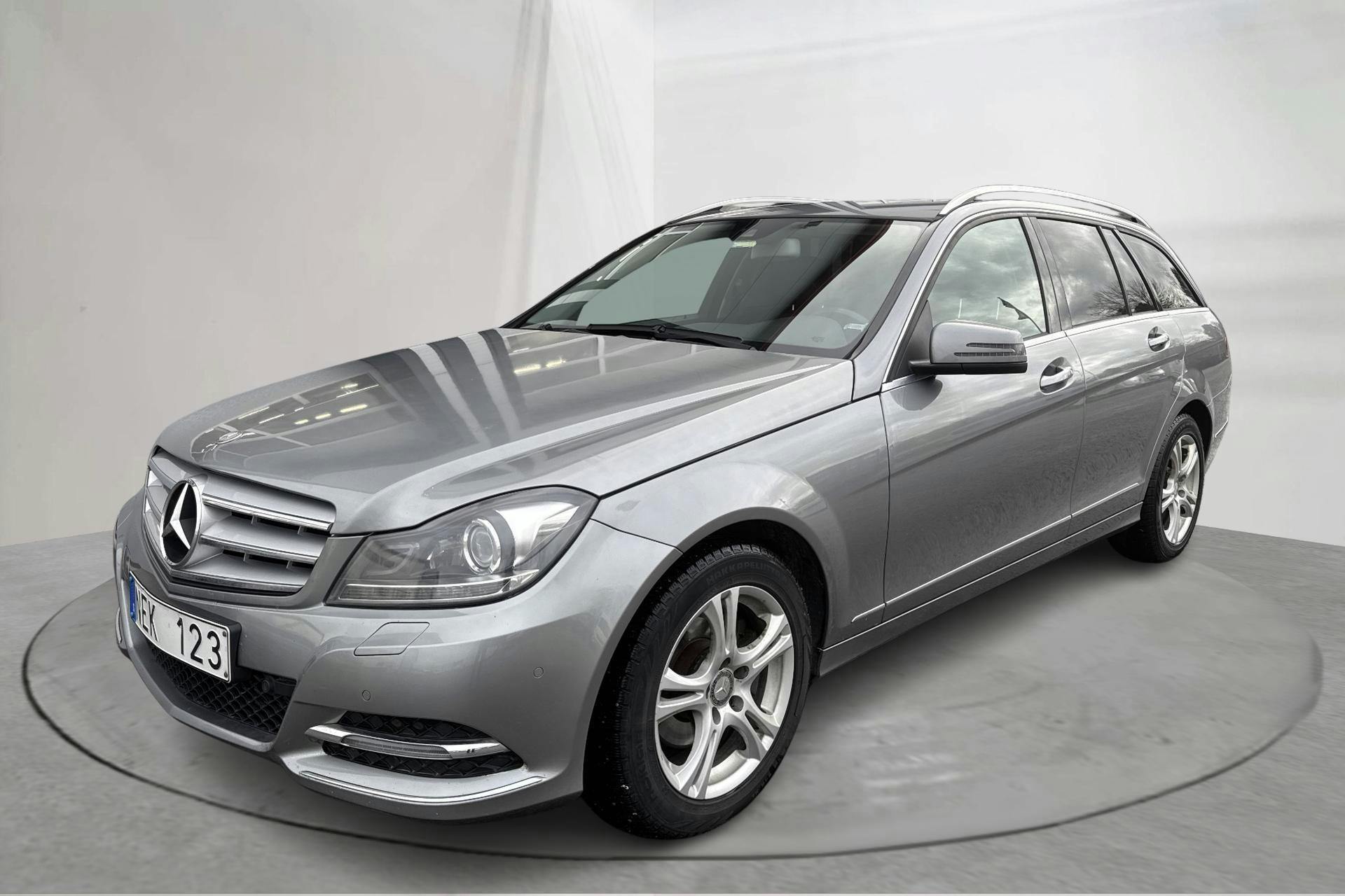 Esittelykuva 1 osoitteesta 15: Mercedes C 220 CDI Kombi BlueEfficiency S204 (170hk) - 185 810 km - Automaattinen - hopea - 2013