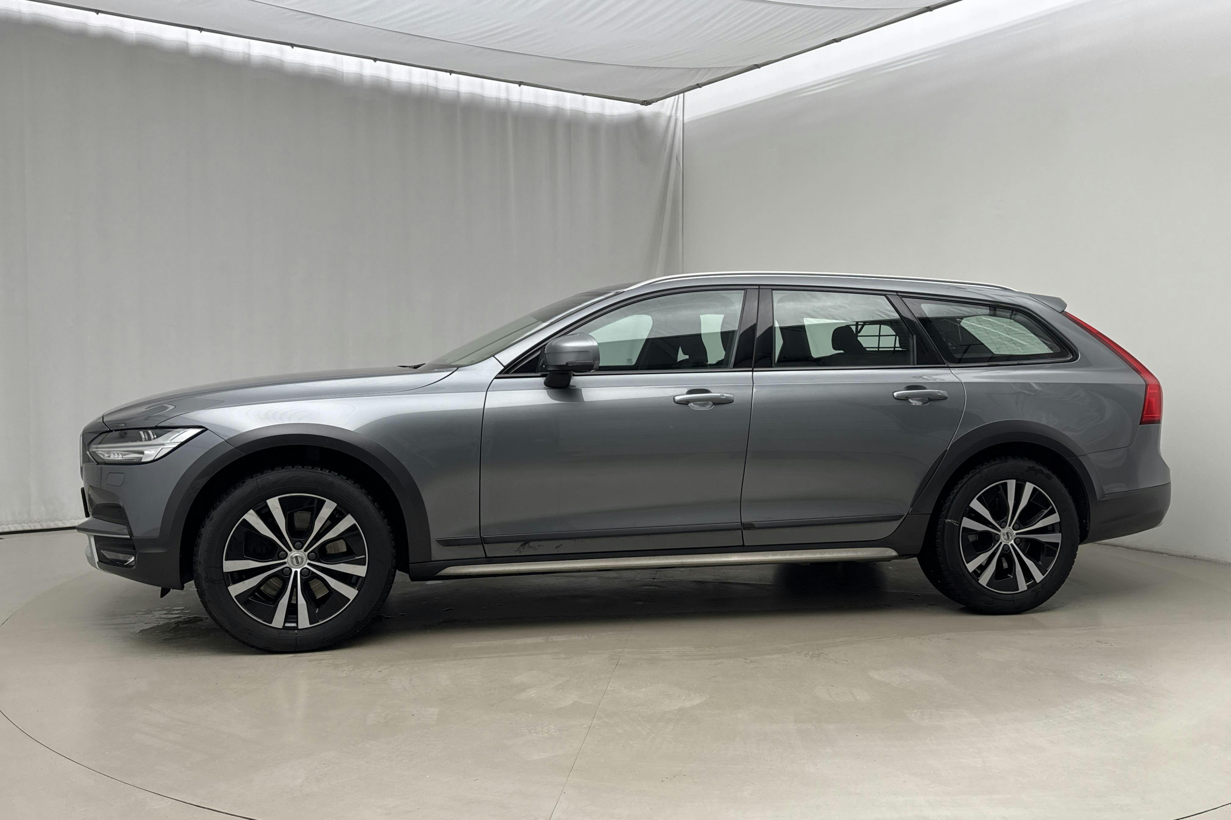 Presentation photo 2 of 24: Volvo V90 D4 Cross Country AWD (190hk) - 156 690 km - Automatic - gray - 2020