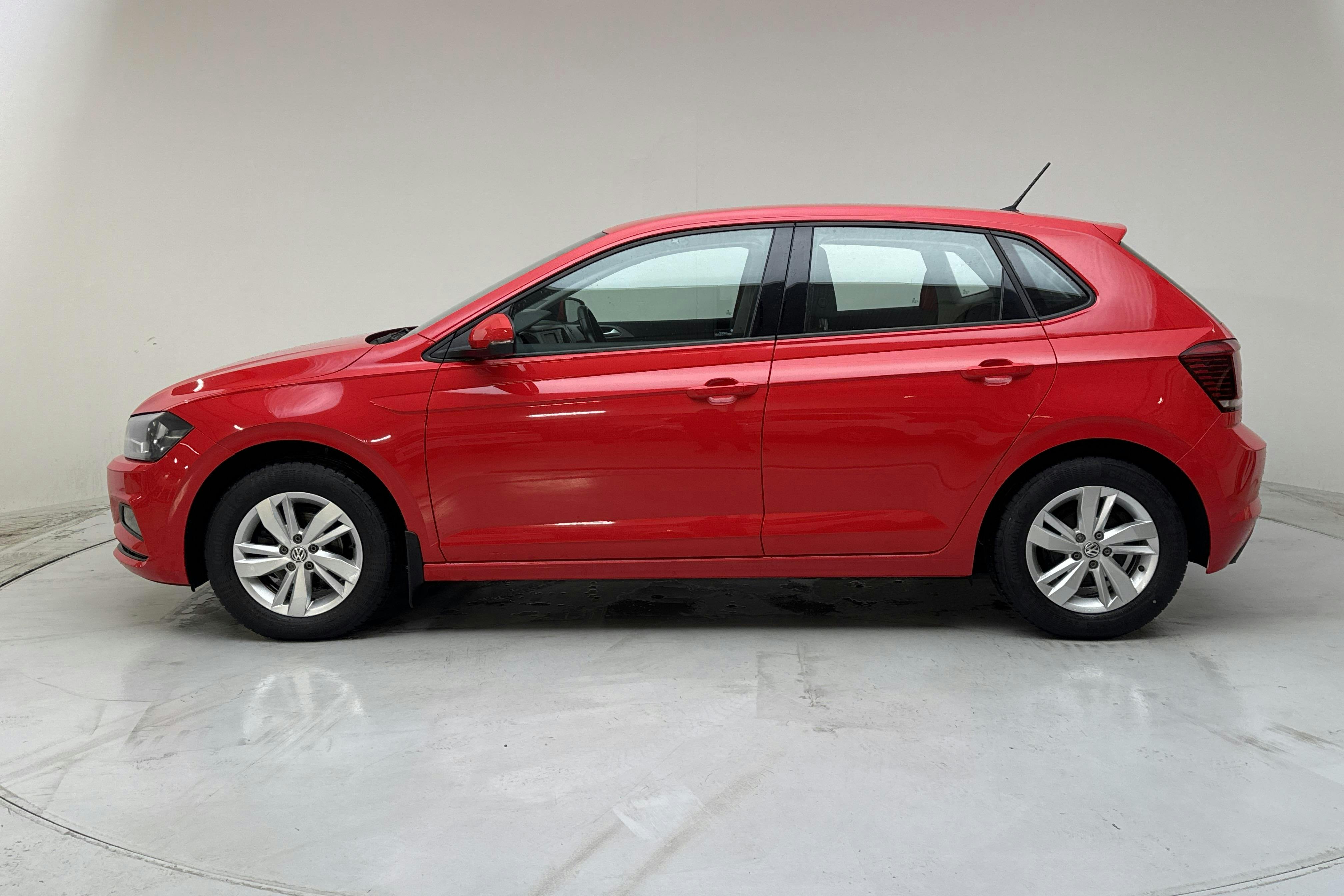 Præsentationsfoto 2 af 16: VW Polo 1.0 TSI 5dr (95hk) - 42 090 kilometer - Manuel - Rød farve - 2019
