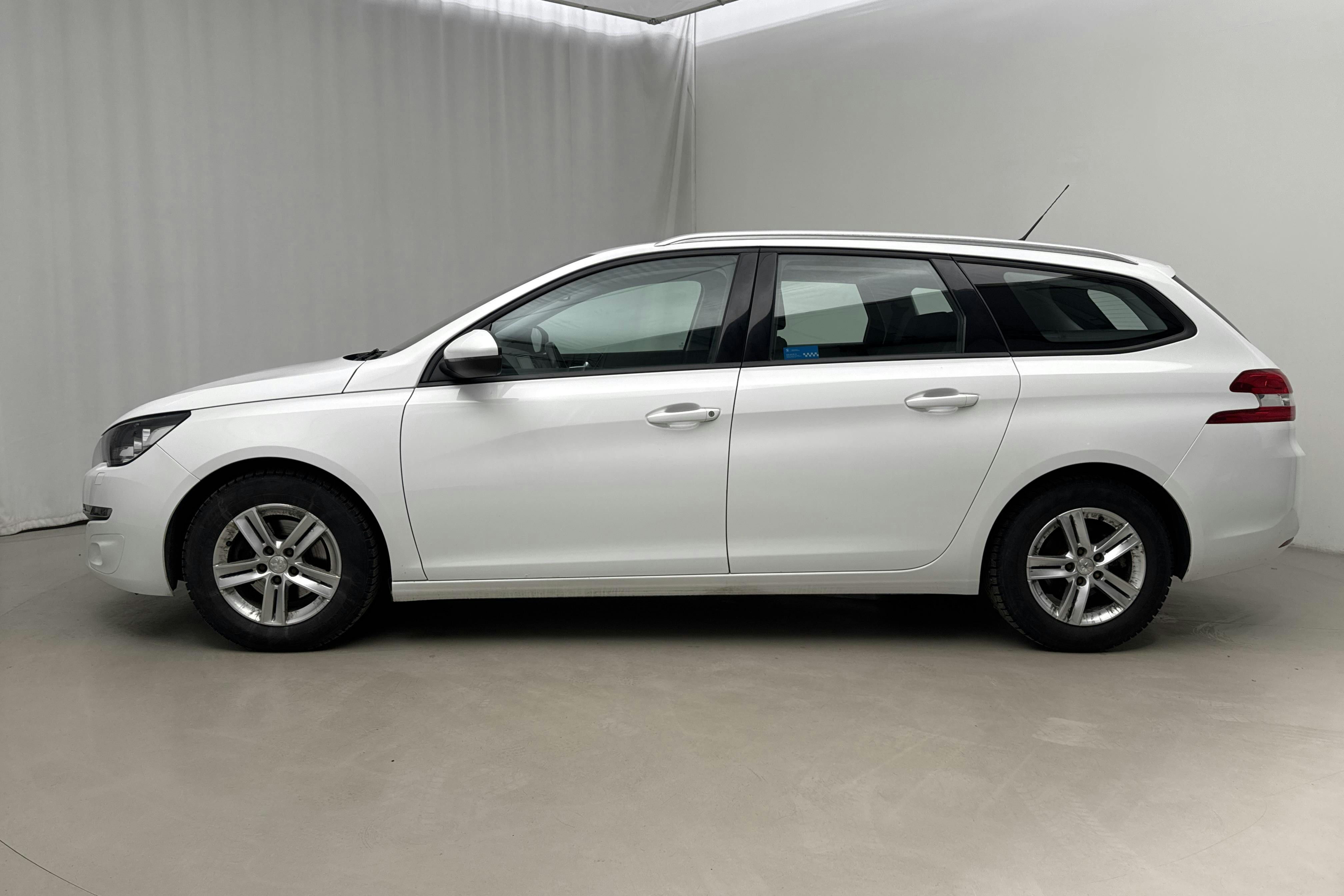 Esitlusfoto 2 aadressil 16: Peugeot 308 SW PureTech (110hk) - 90 140 km - Käsitsi - valge - 2016