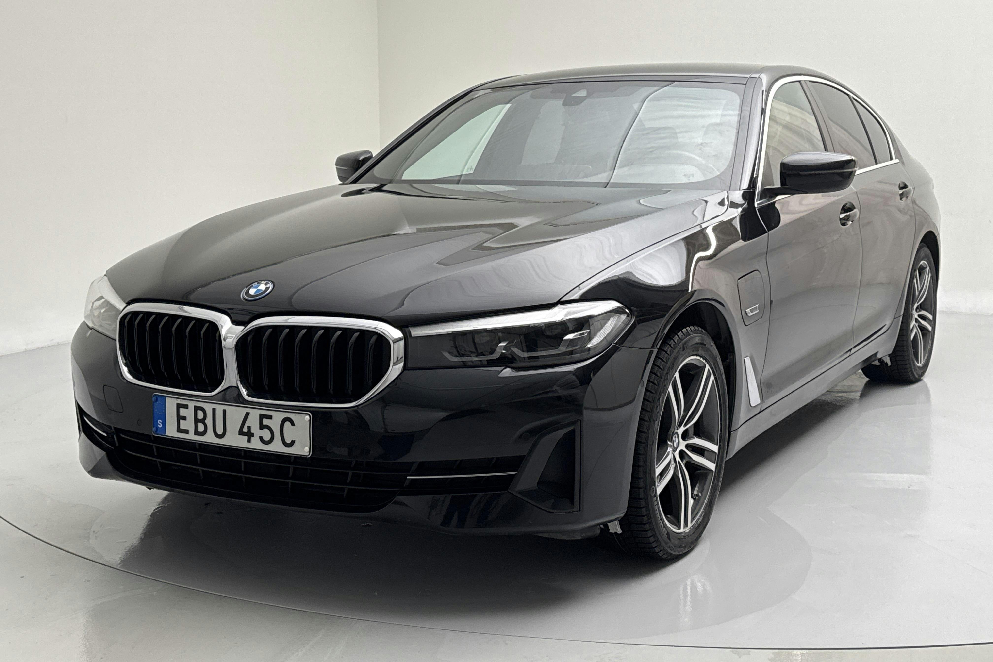 Presentation photo 1 of 17: BMW 530e xDrive Sedan, G30 12kWh LCI (292hk) - 56 500 km - Automatic - black - 2023