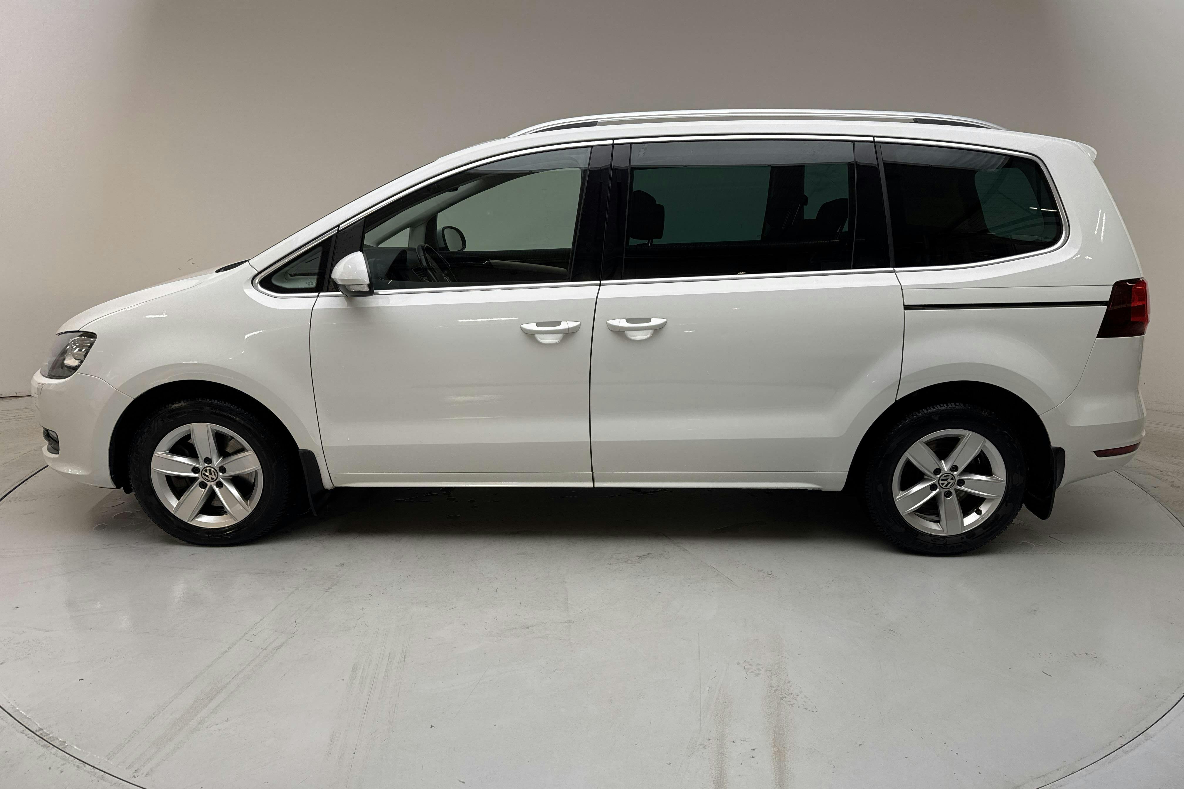 Presentation photo 2 of 18: VW Sharan 2.0 TDI (150hk) - 149 160 km - Automatic - white - 2017