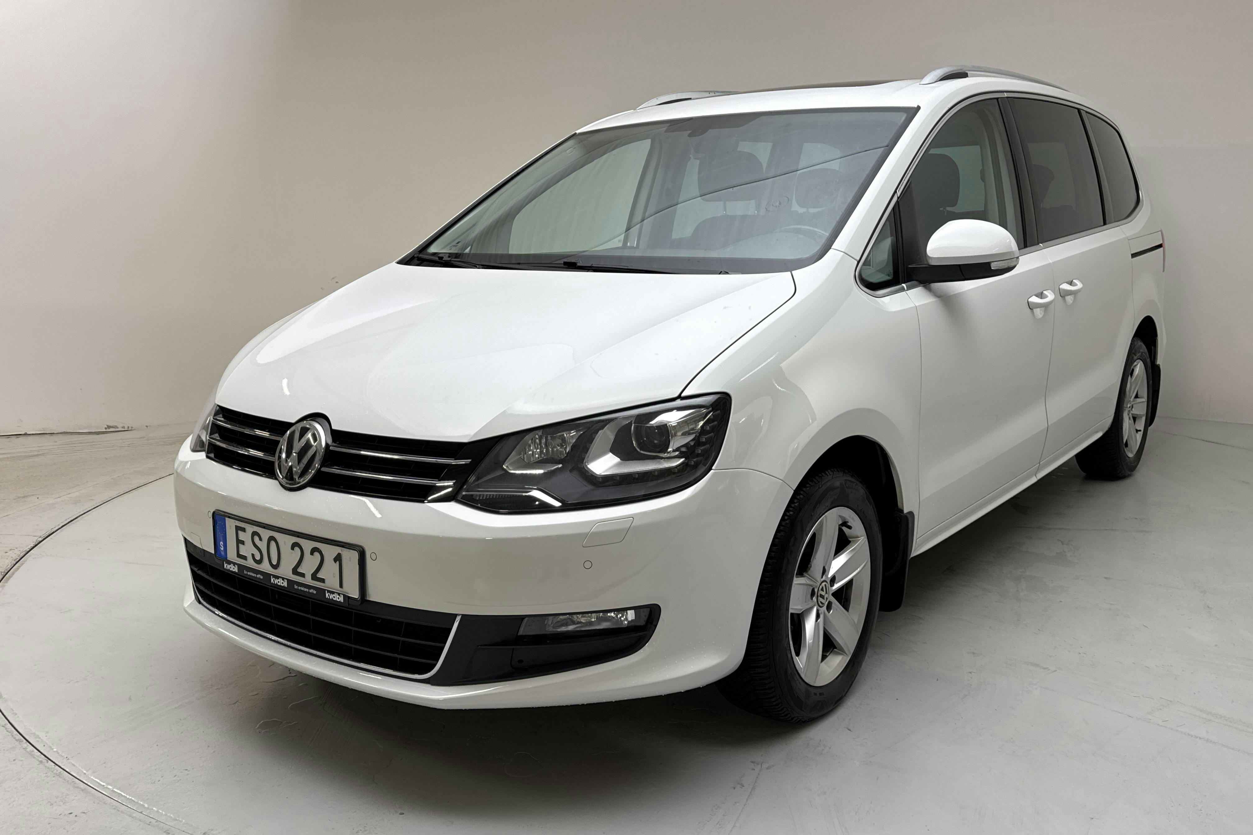 Presentation photo 1 of 18: VW Sharan 2.0 TDI (150hk) - 149 160 km - Automatic - white - 2017