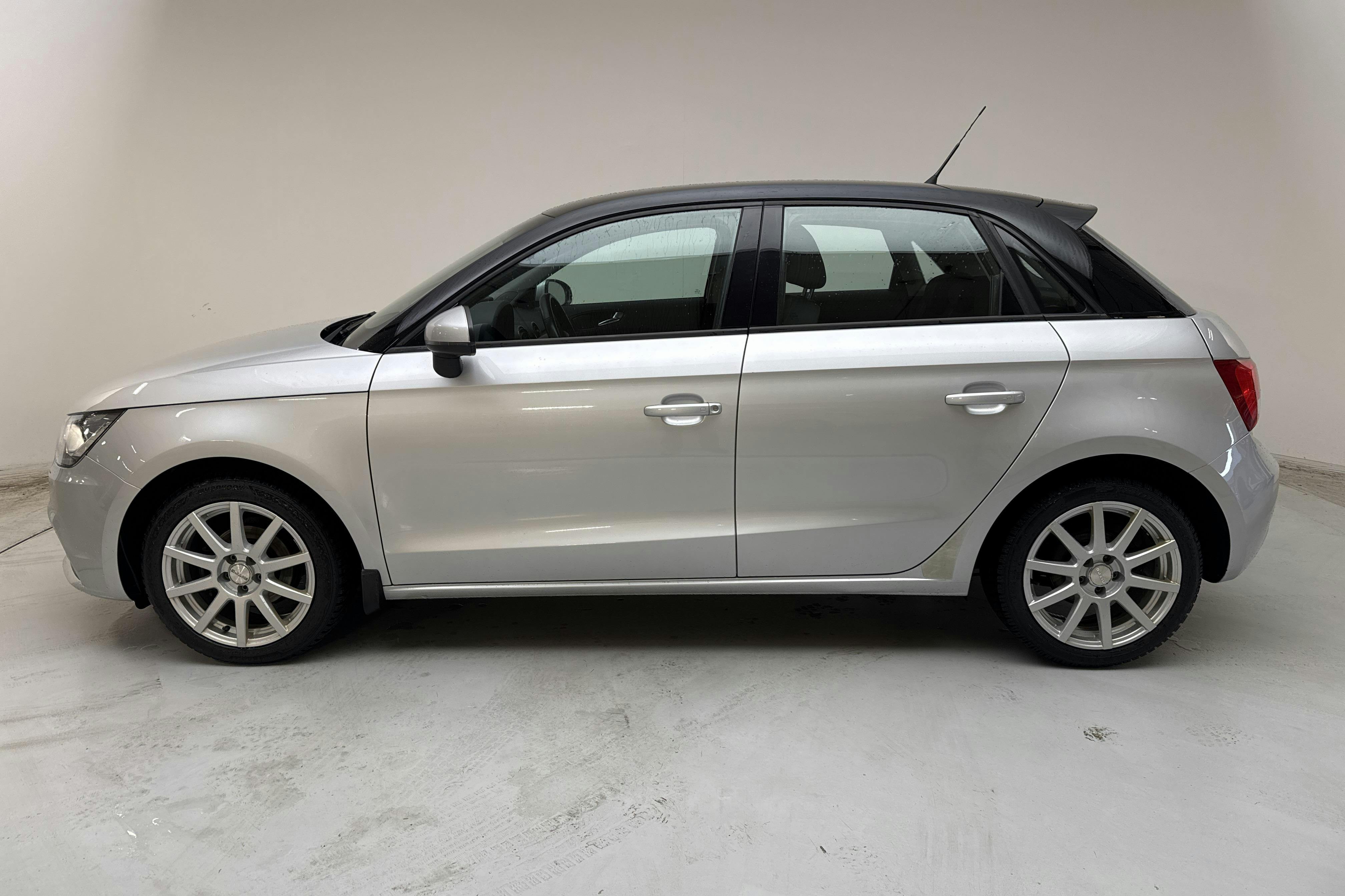 Presentation photo 2 of 13: Audi A1 1.2 TFSI Sportback (86hk) - 114 670 km - Manual - silver - 2013