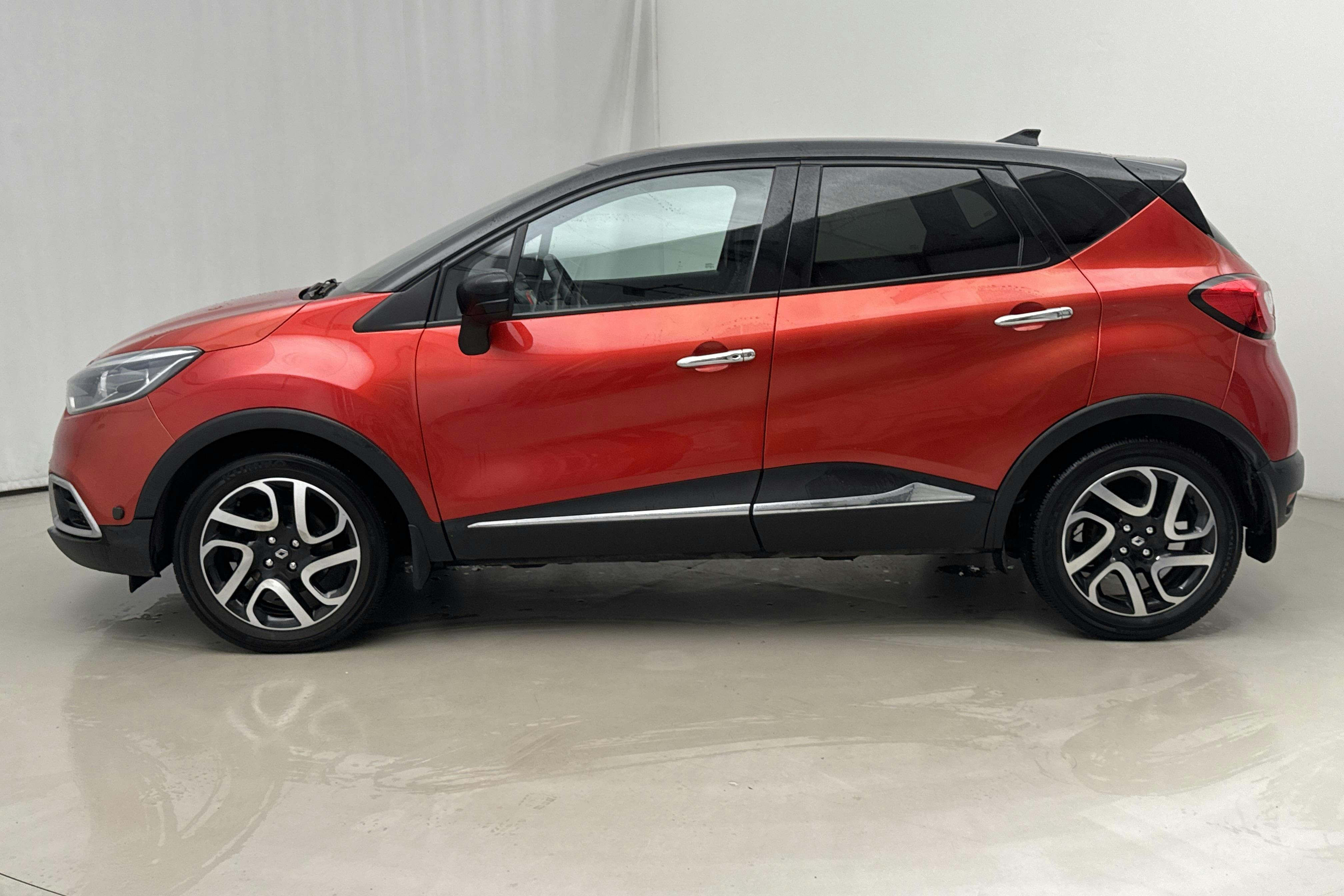 Zdjęcie prezentacyjne 2 z 16: Renault Captur 1.2 TCe (120hk) - 66 850 km - Automatyczna - 2015