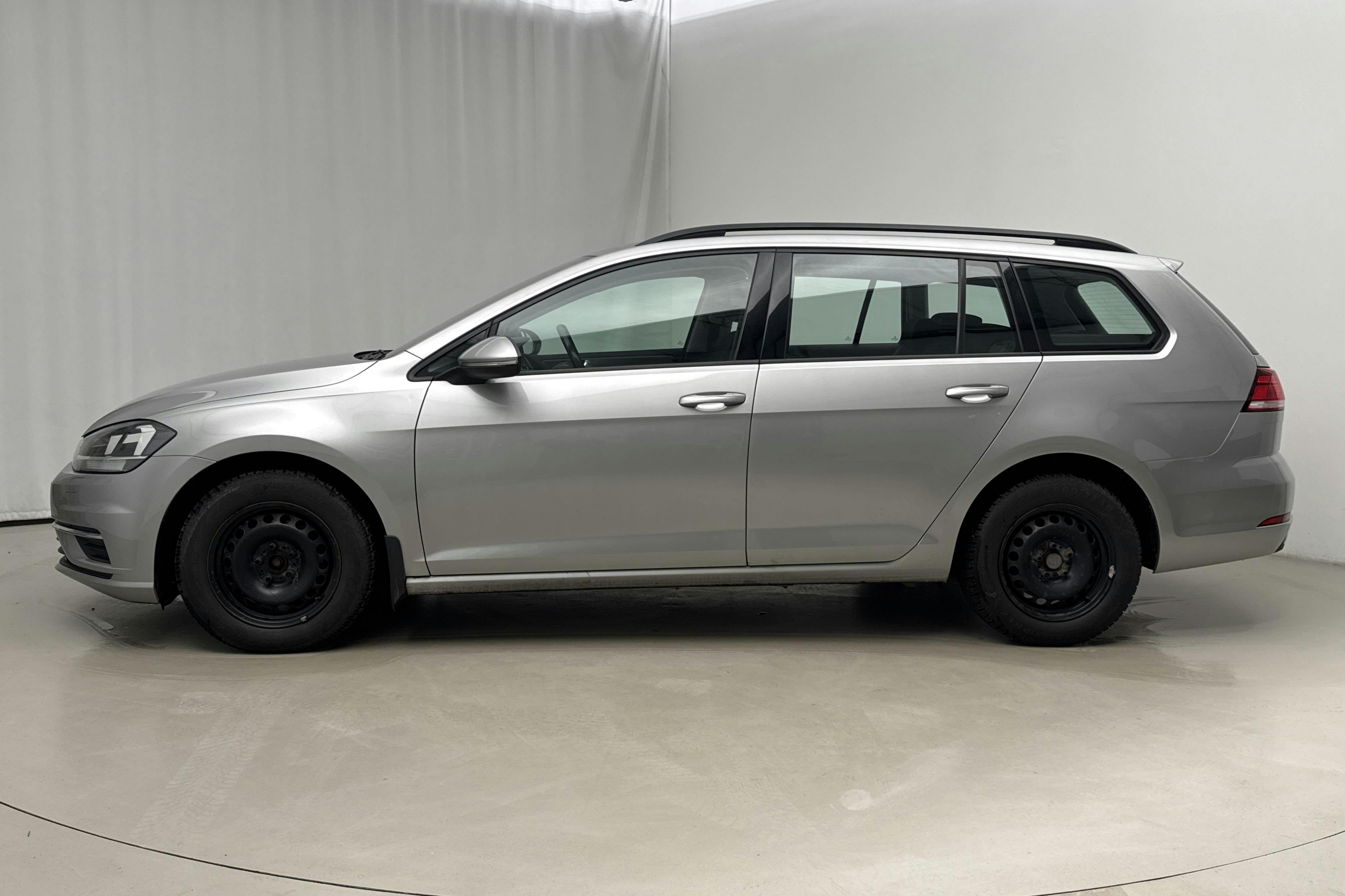 Esitlusfoto 2 aadressil 17: VW Golf VII 1.6 TDI Sportscombi (115hk) - 108 380 km - Käsitsi - hõbe - 2019