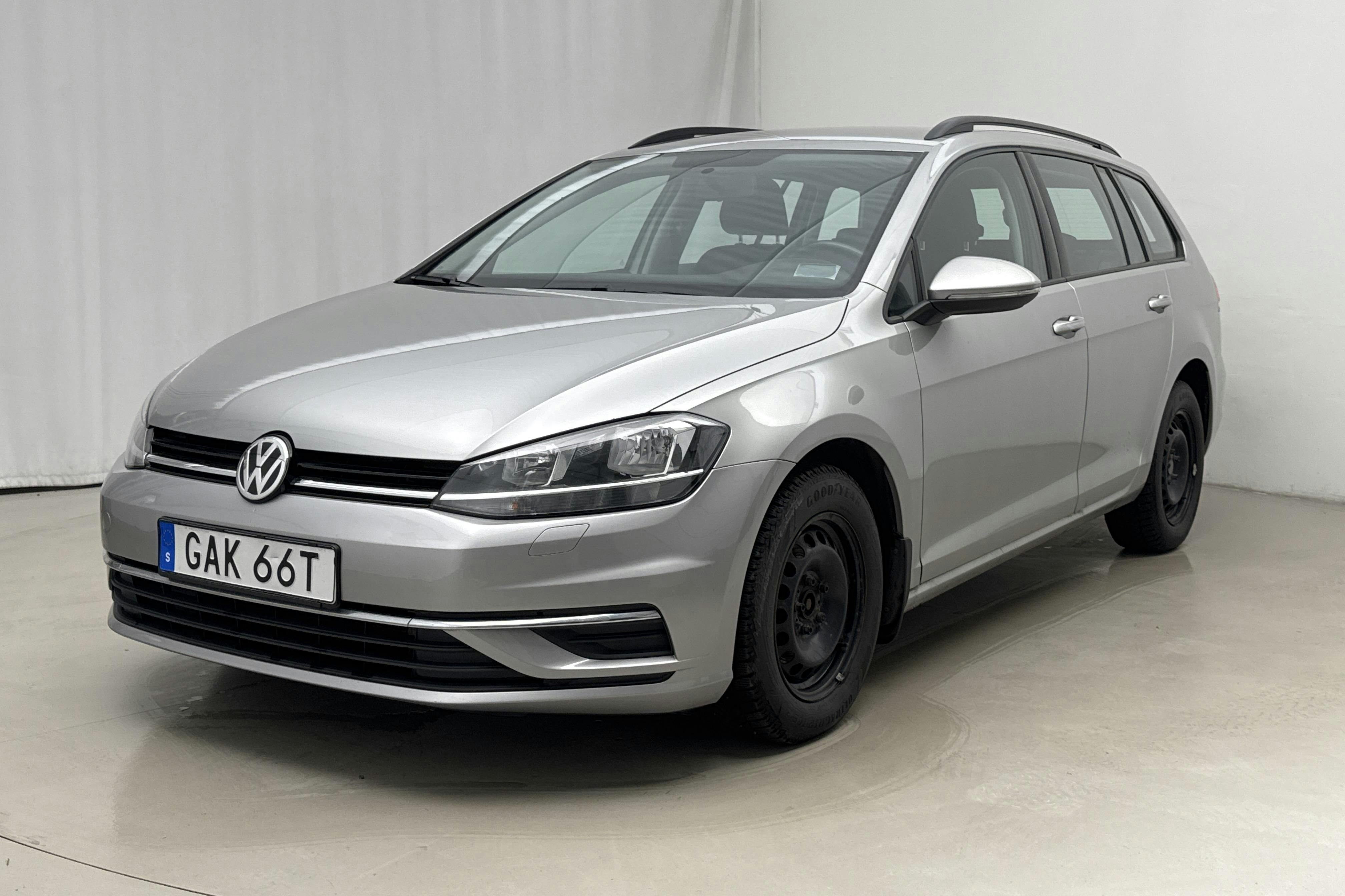 Esitlusfoto 1 aadressil 17: VW Golf VII 1.6 TDI Sportscombi (115hk) - 108 380 km - Käsitsi - hõbe - 2019