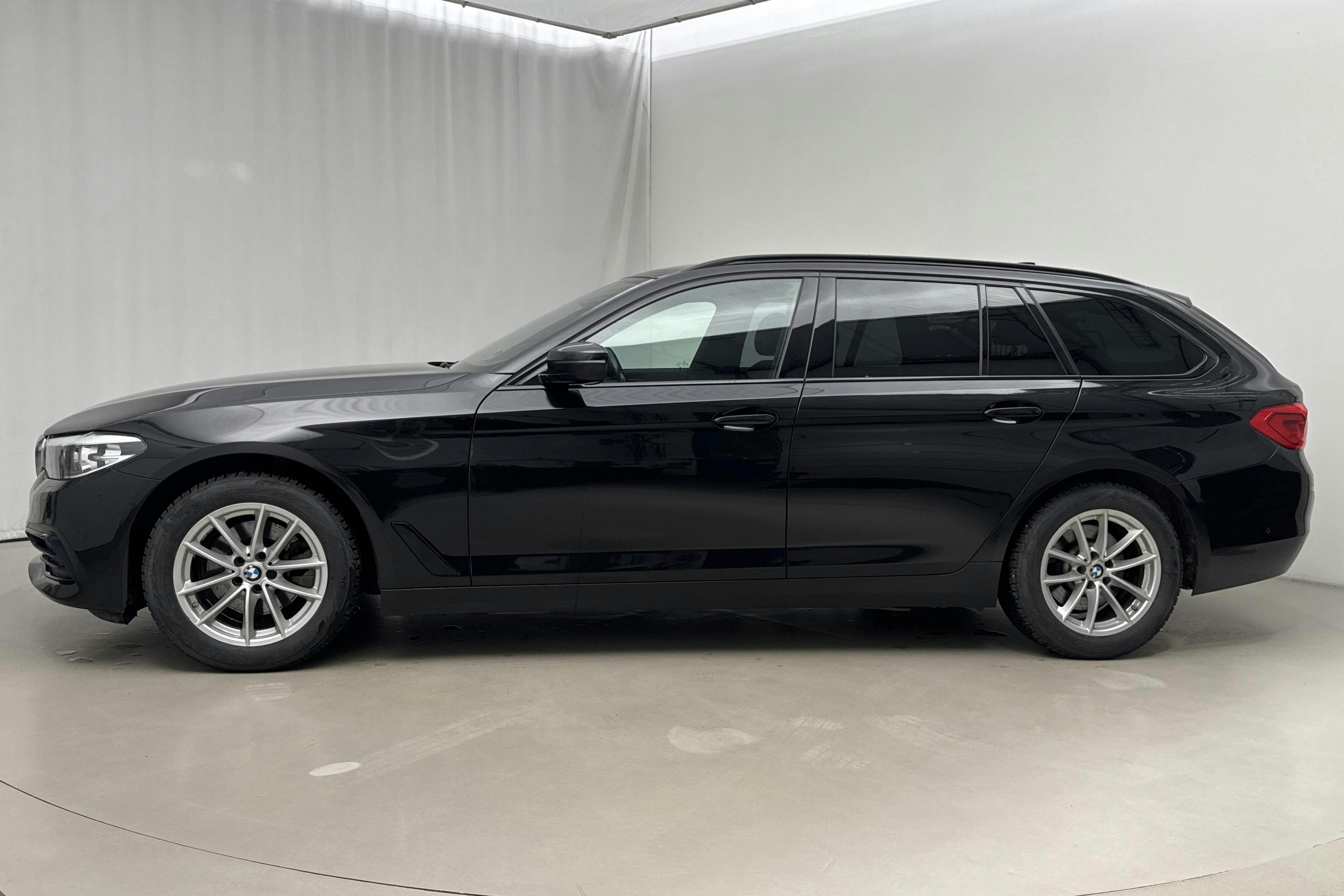 Esitlusfoto 2 aadressil 18: BMW 520d xDrive Touring MHEV, G31 (190hk) - 118 700 km - Automaatne - must - 2020