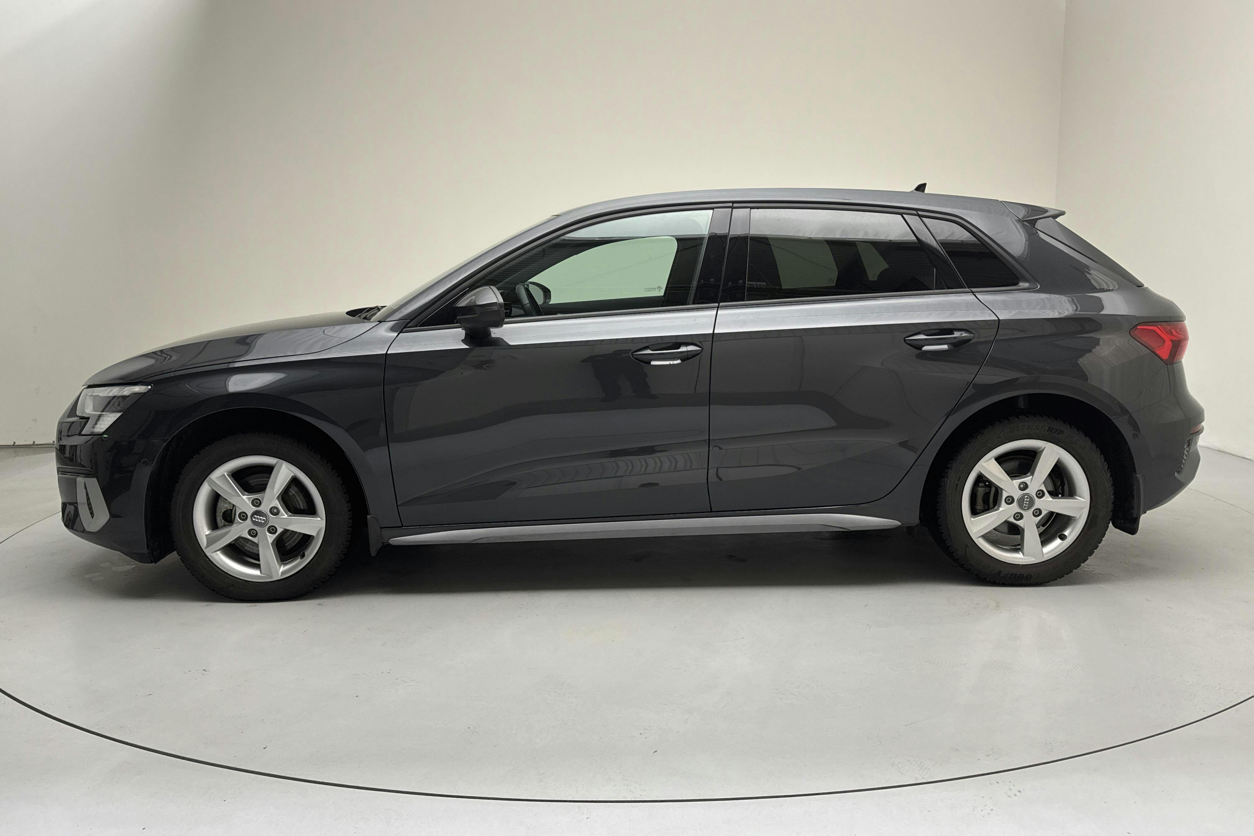 Presentation photo 2 of 14: Audi A3 Sportback 35 TFSI (150hk) - 22 740 km - Automatic - gray - 2023