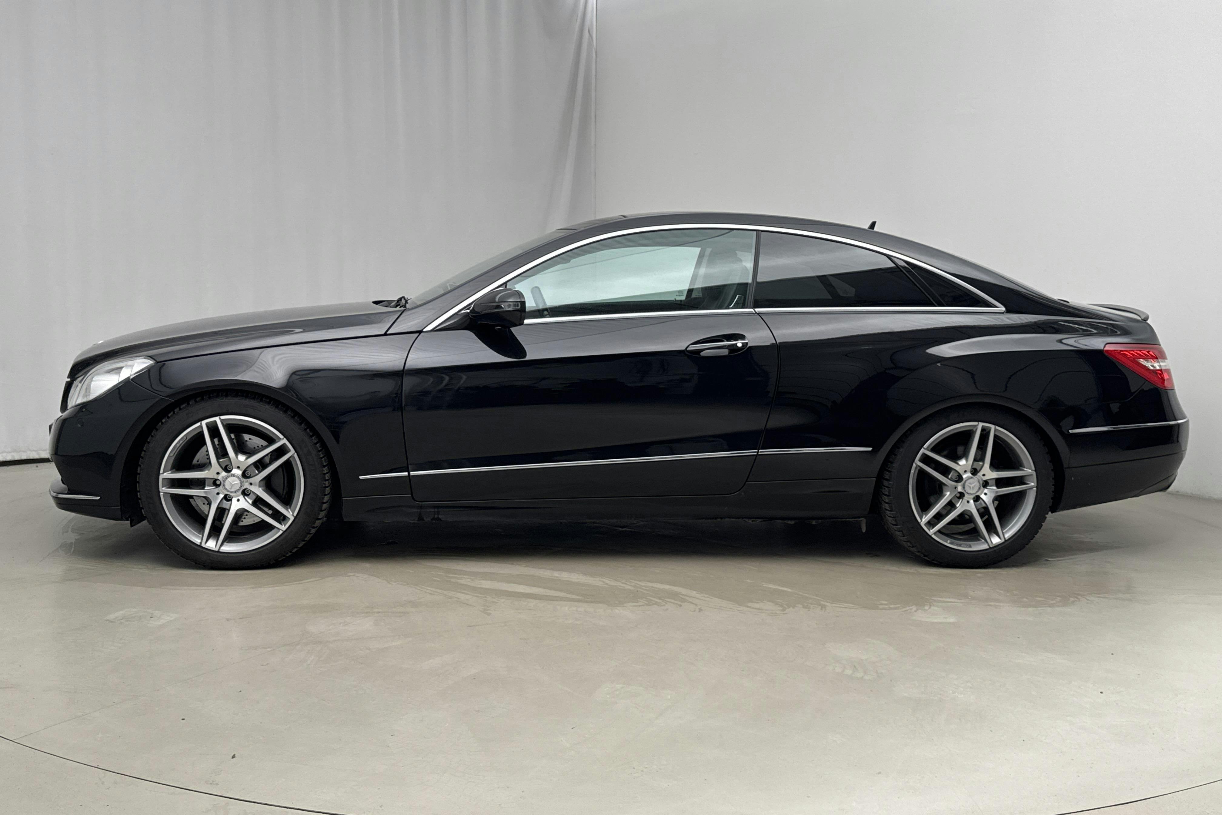 Presentationsfoto 2 av 21: Mercedes E 500 BlueEfficiency Coupé C207 (388hk) - 9 271 mil - Automat - svart - 2009