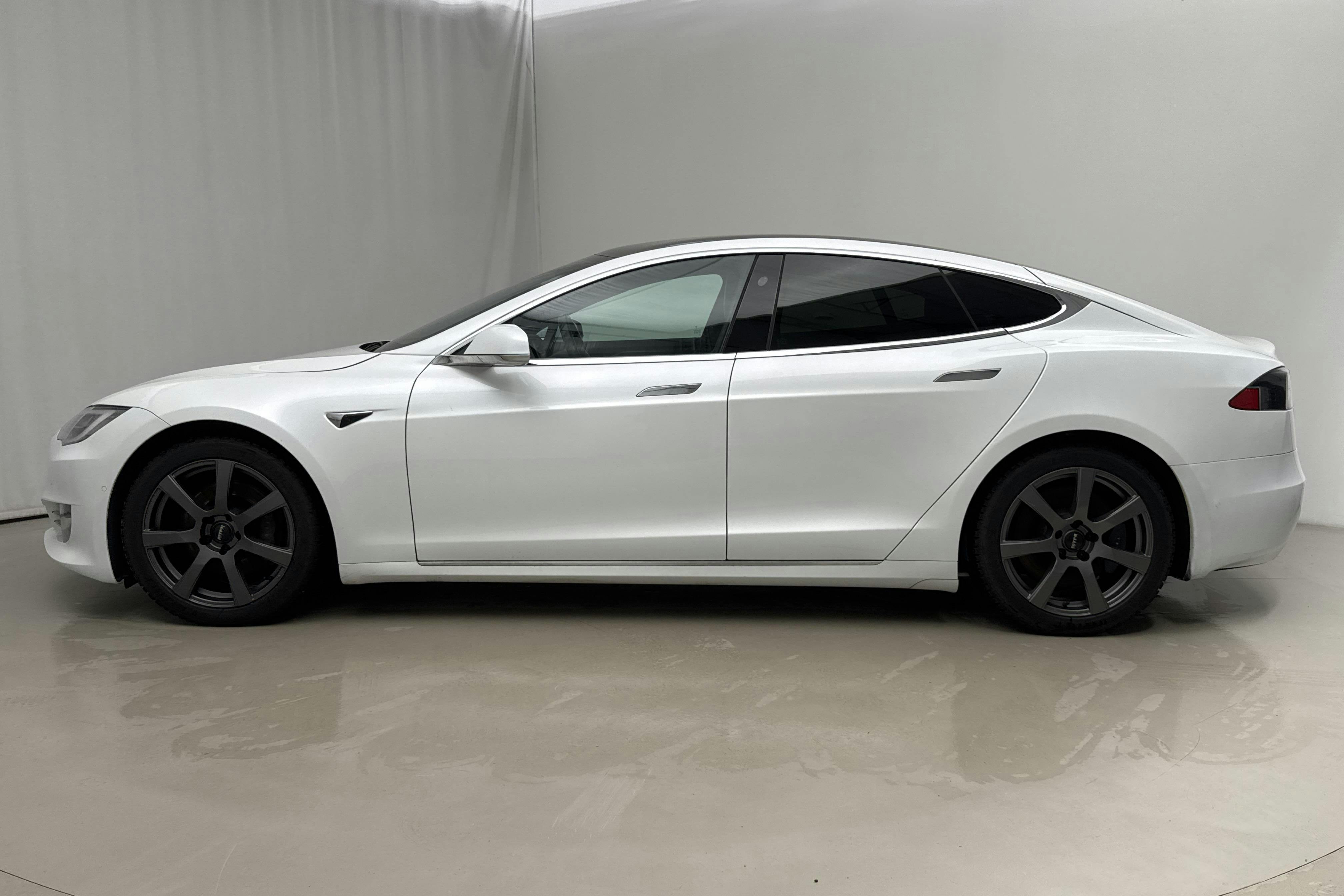 Zdjęcie prezentacyjne 2 z 24: Tesla Model S Dual Motor Long Range AWD - 159 310 km - Automatyczna - biały - 2020