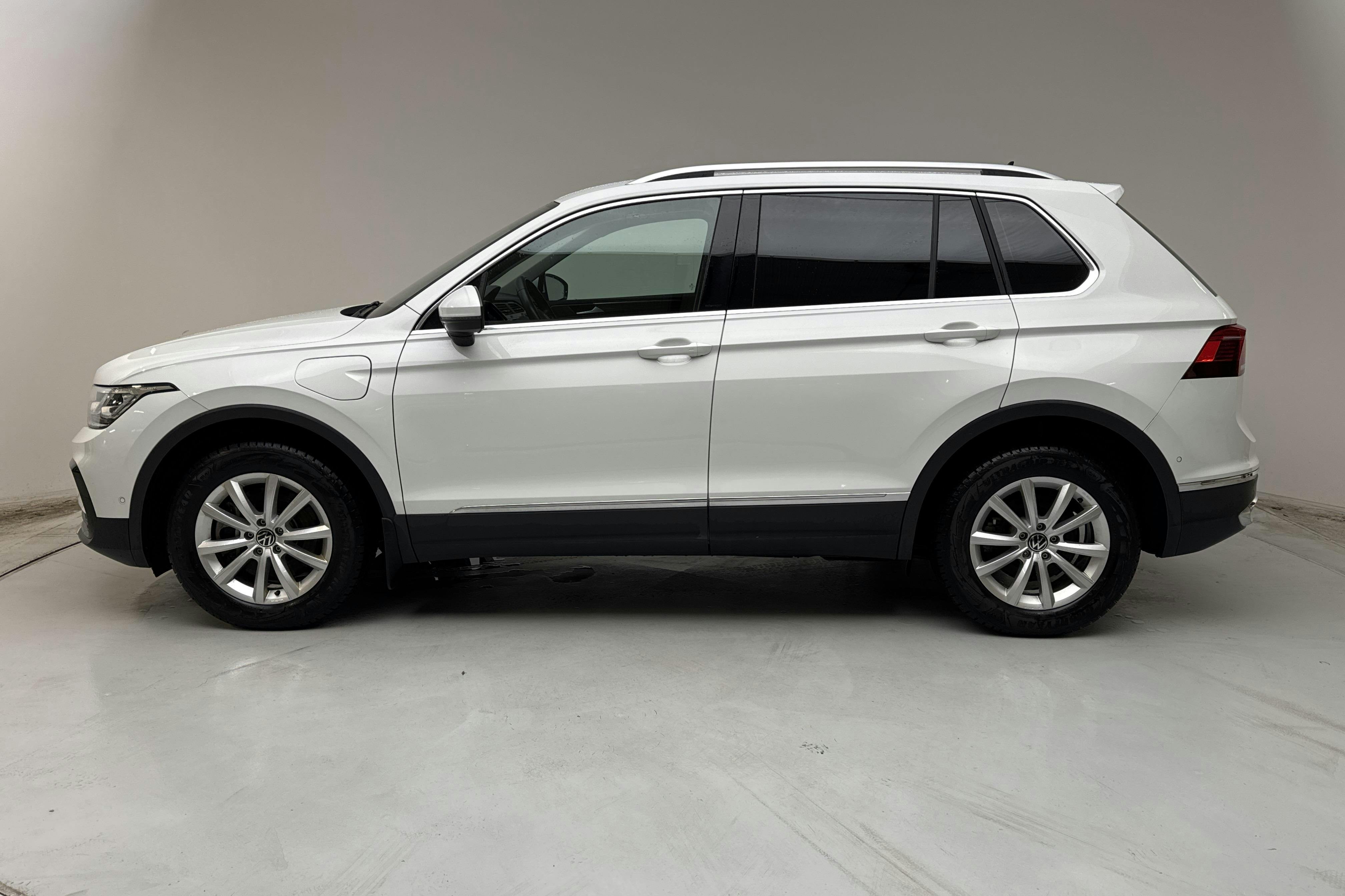 Presentationsfoto 2 av 15: VW Tiguan 1.4 TSI eHybrid (245hk) - 6 067 mil - Automat - vit - 2023