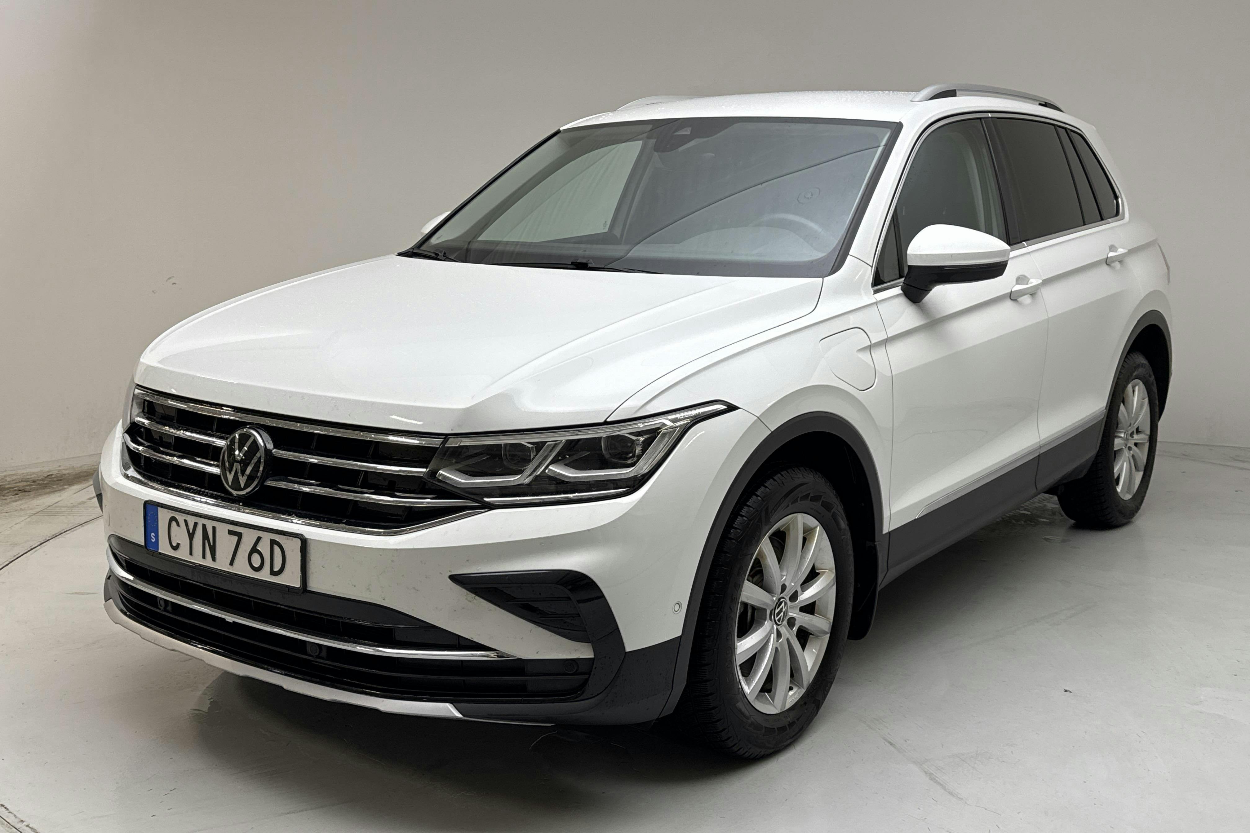Presentationsfoto 1 av 15: VW Tiguan 1.4 TSI eHybrid (245hk) - 6 067 mil - Automat - vit - 2023