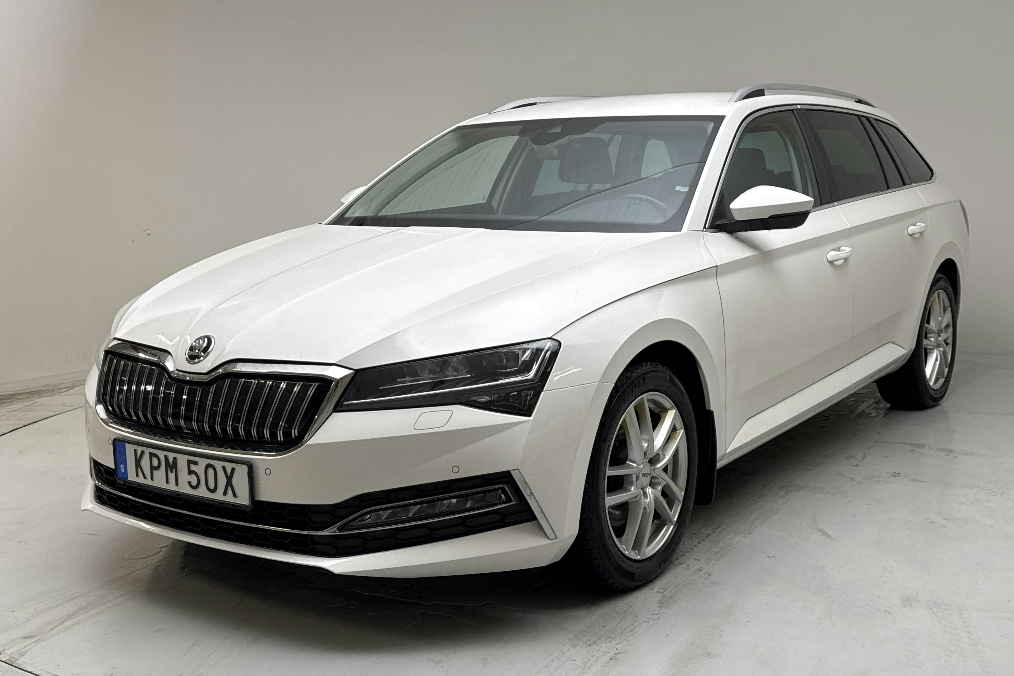 Presentation photo 1 of 17: Skoda Superb 1.4 TSI PHEV Kombi (218hk) - 140 260 km - Automatic - white - 2020