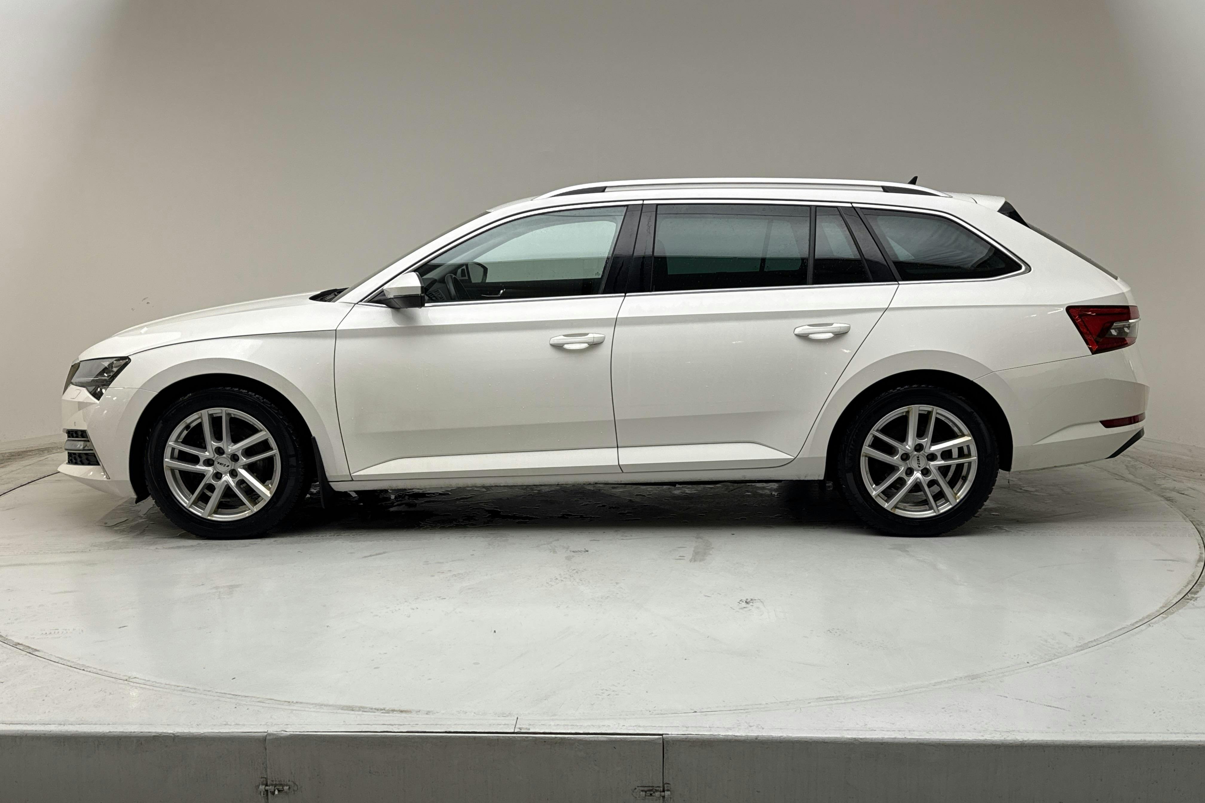 Presentation photo 2 of 17: Skoda Superb 1.4 TSI PHEV Kombi (218hk) - 140 260 km - Automatic - white - 2020