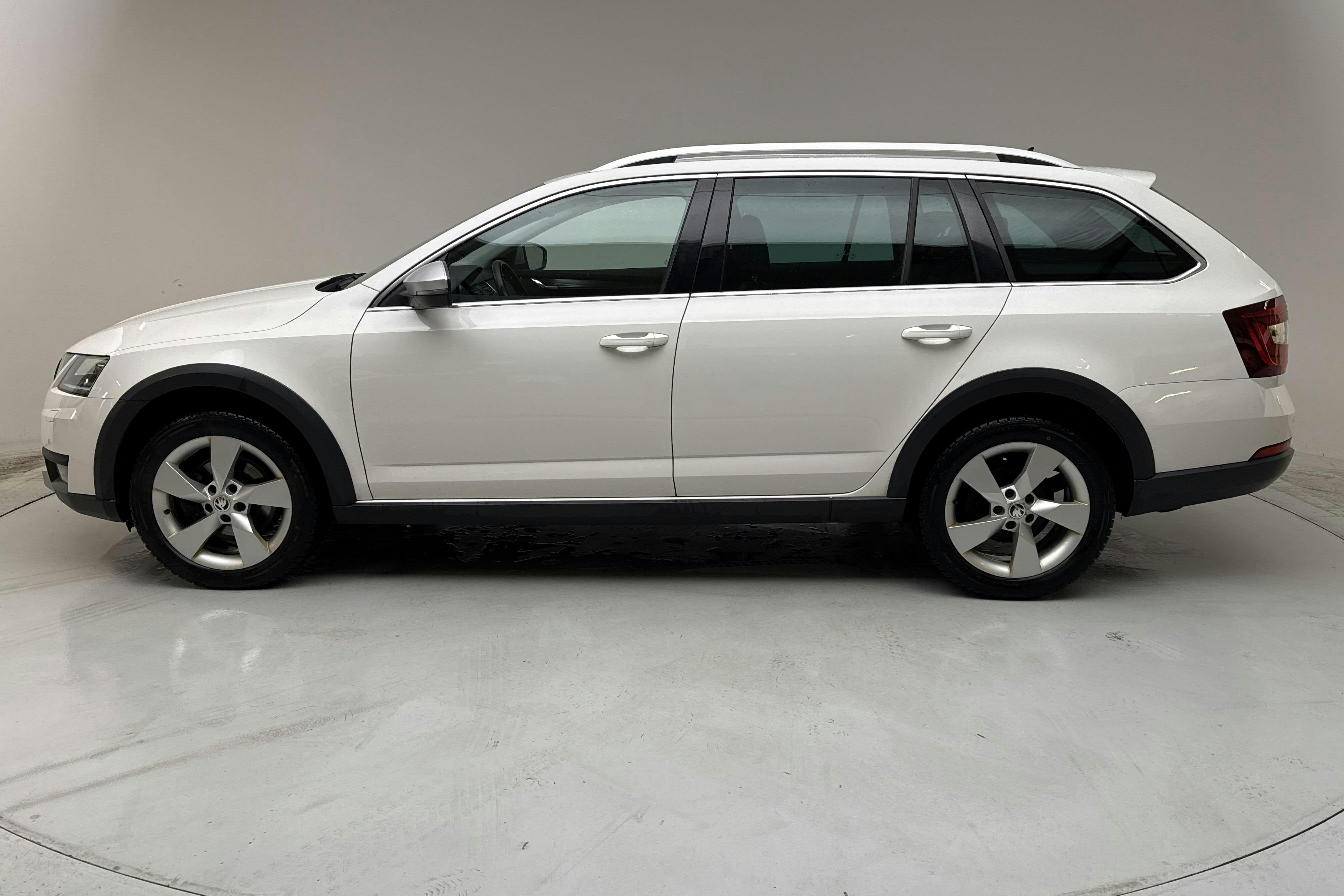 Presentation photo 2 of 15: Skoda Octavia Scout II 2.0 TDI 4X4 (184hk) - 153 850 km - Automatic - white - 2020