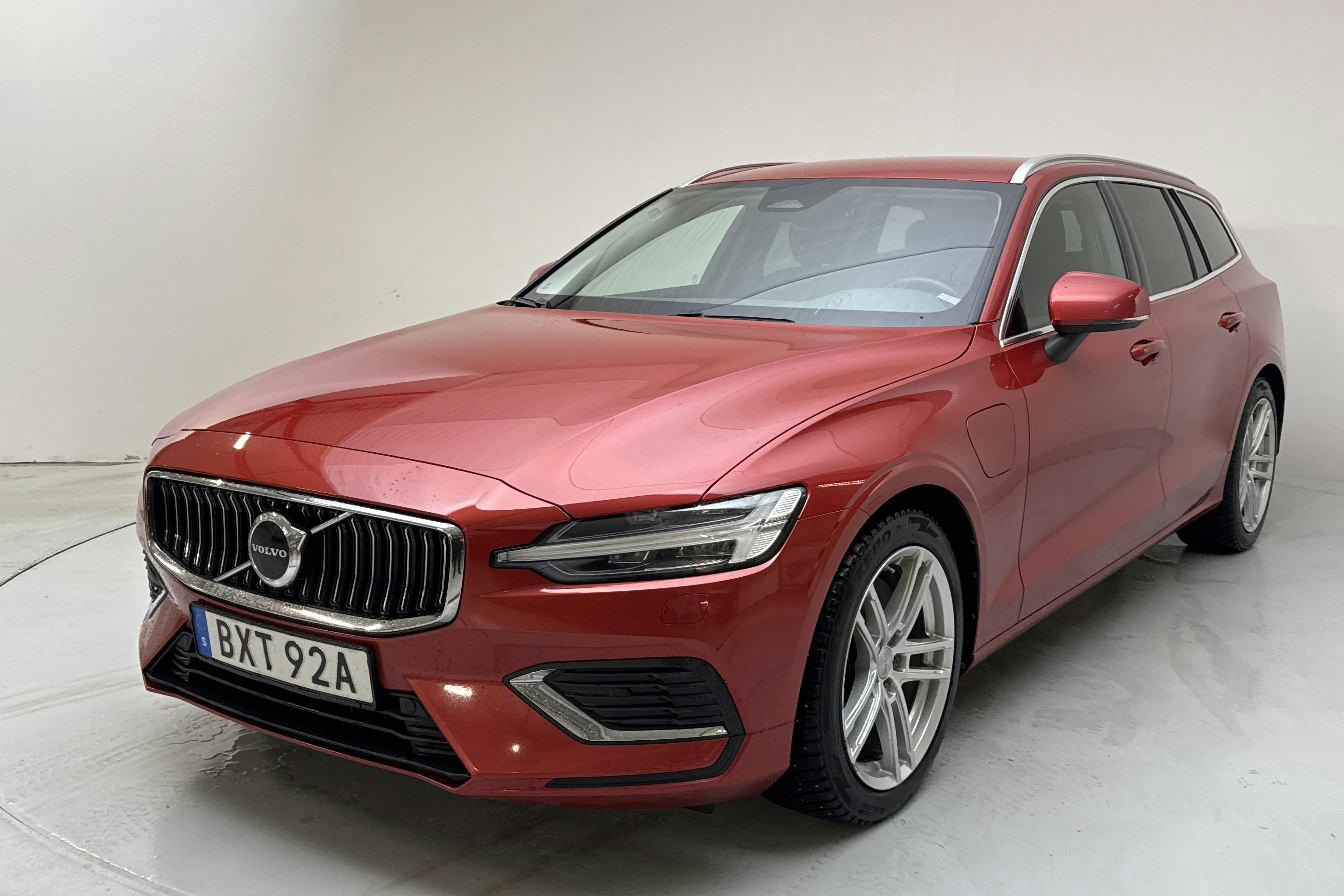Presentationsfoto 1 av 16: Volvo V60 T6 AWD Recharge (350hk) - 11 822 mil - Automat - röd - 2023
