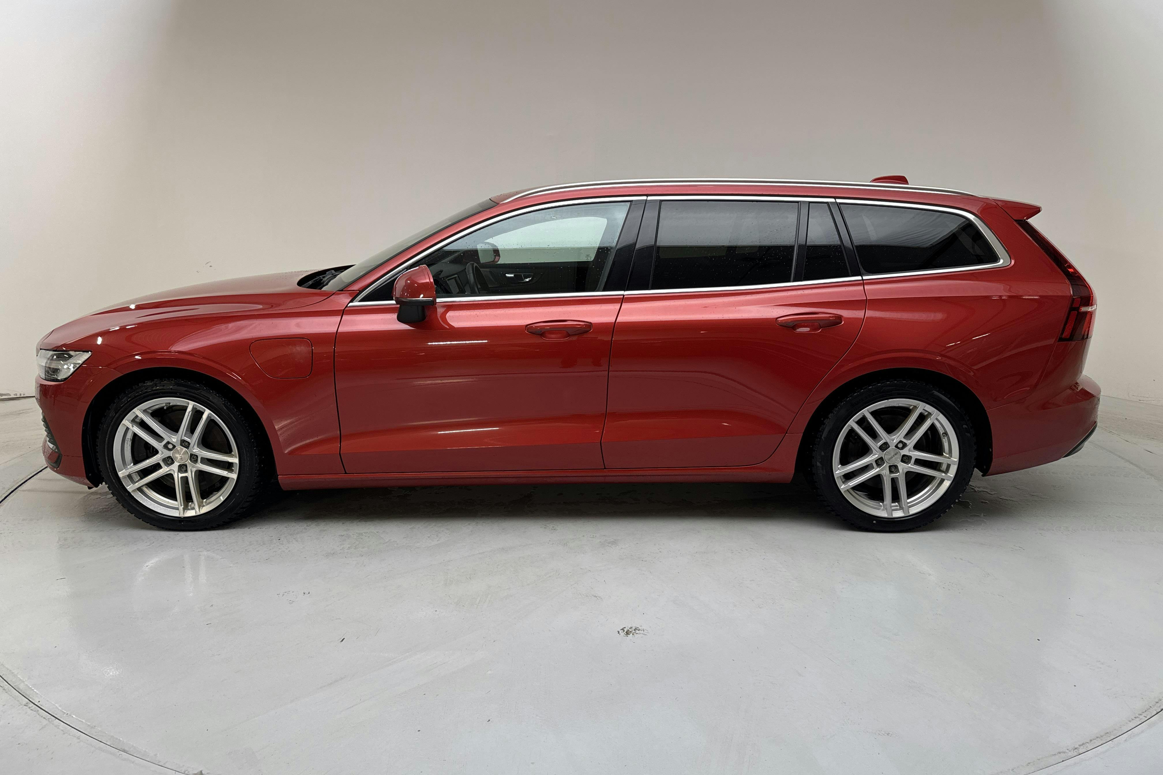 Presentationsfoto 2 av 16: Volvo V60 T6 AWD Recharge (350hk) - 11 822 mil - Automat - röd - 2023