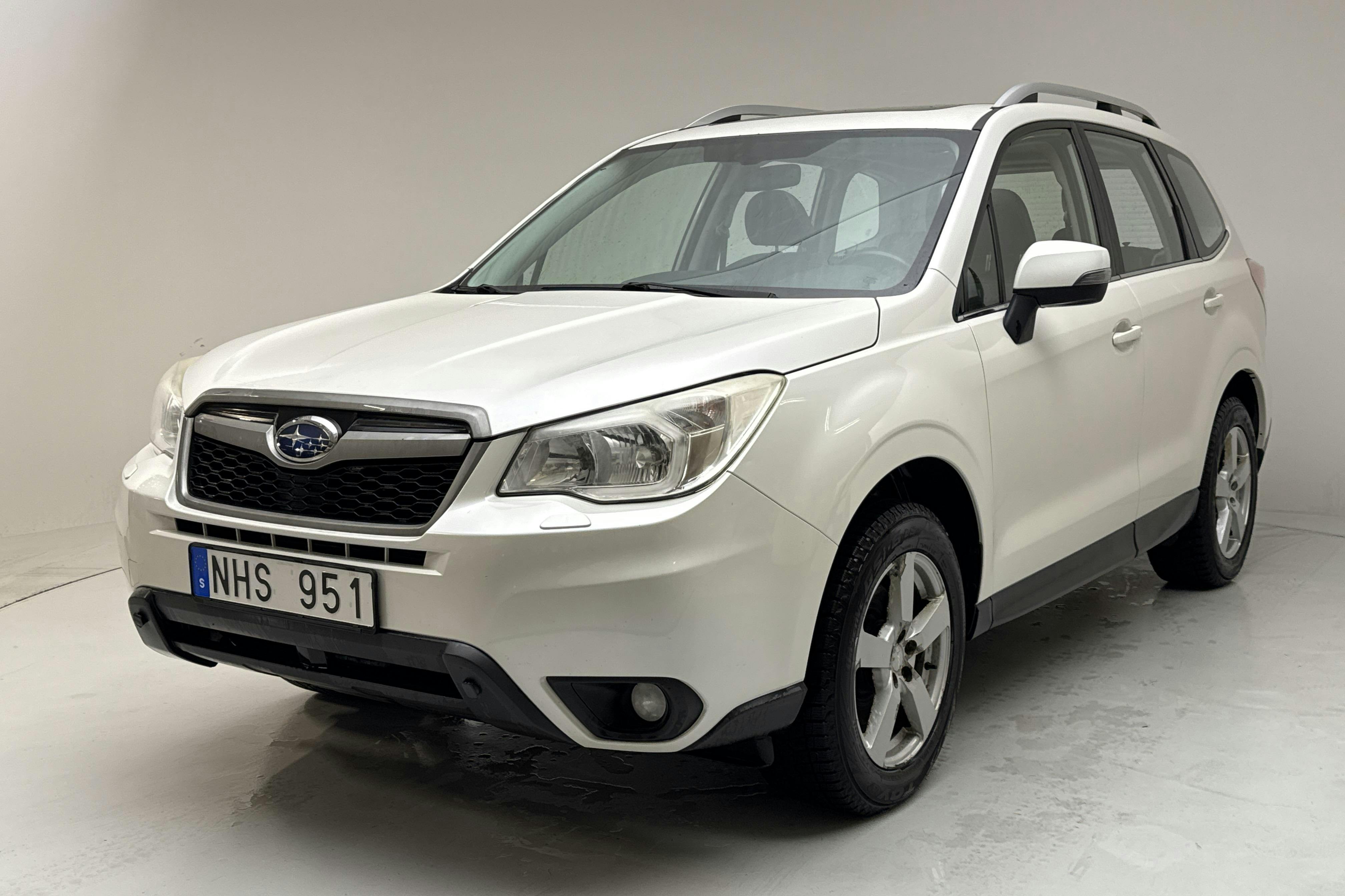 Presentation photo 1 of 13: Subaru Forester 2.0D (147hk) - 142 110 km - Manual - white - 2013