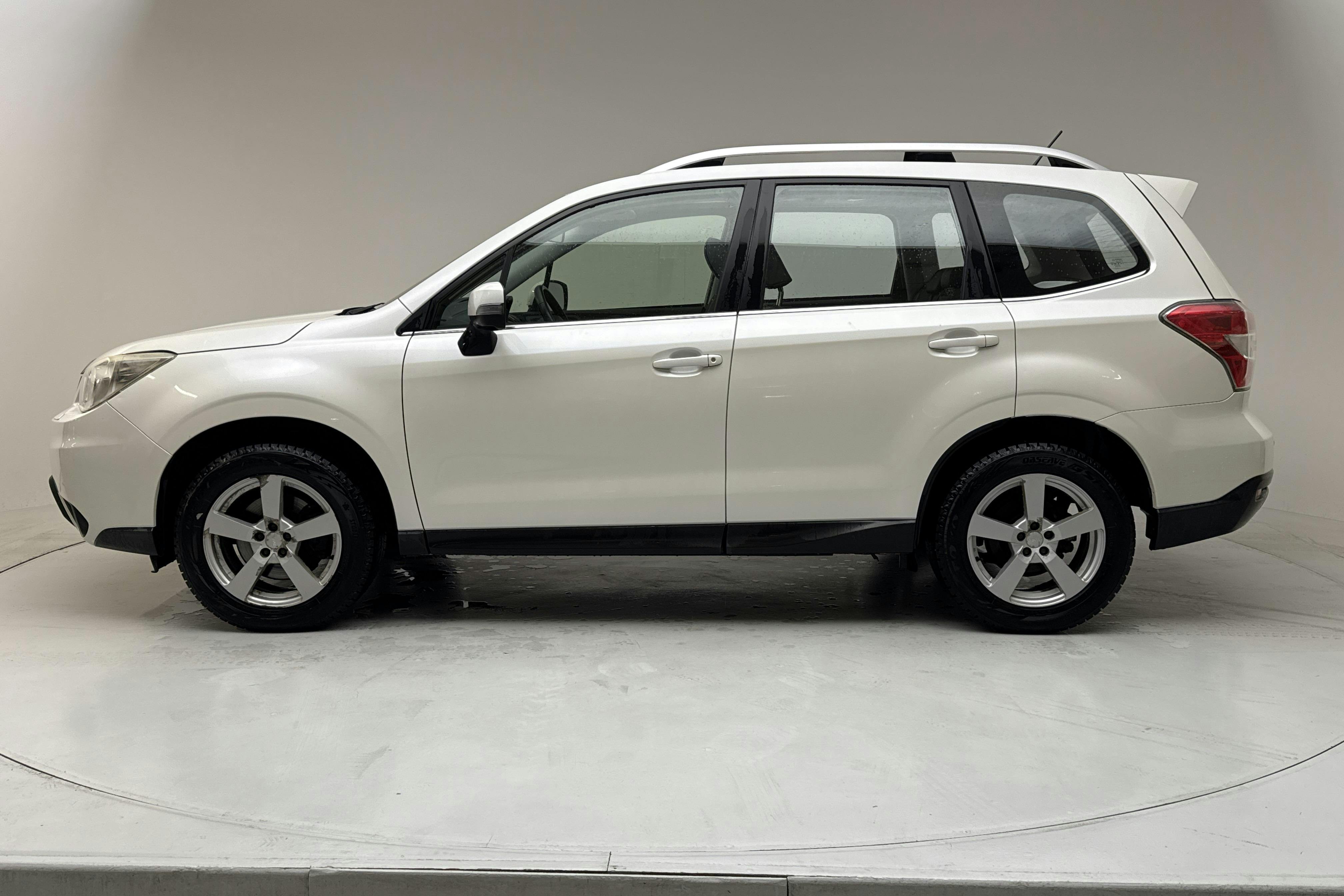 Presentation photo 2 of 13: Subaru Forester 2.0D (147hk) - 142 110 km - Manual - white - 2013
