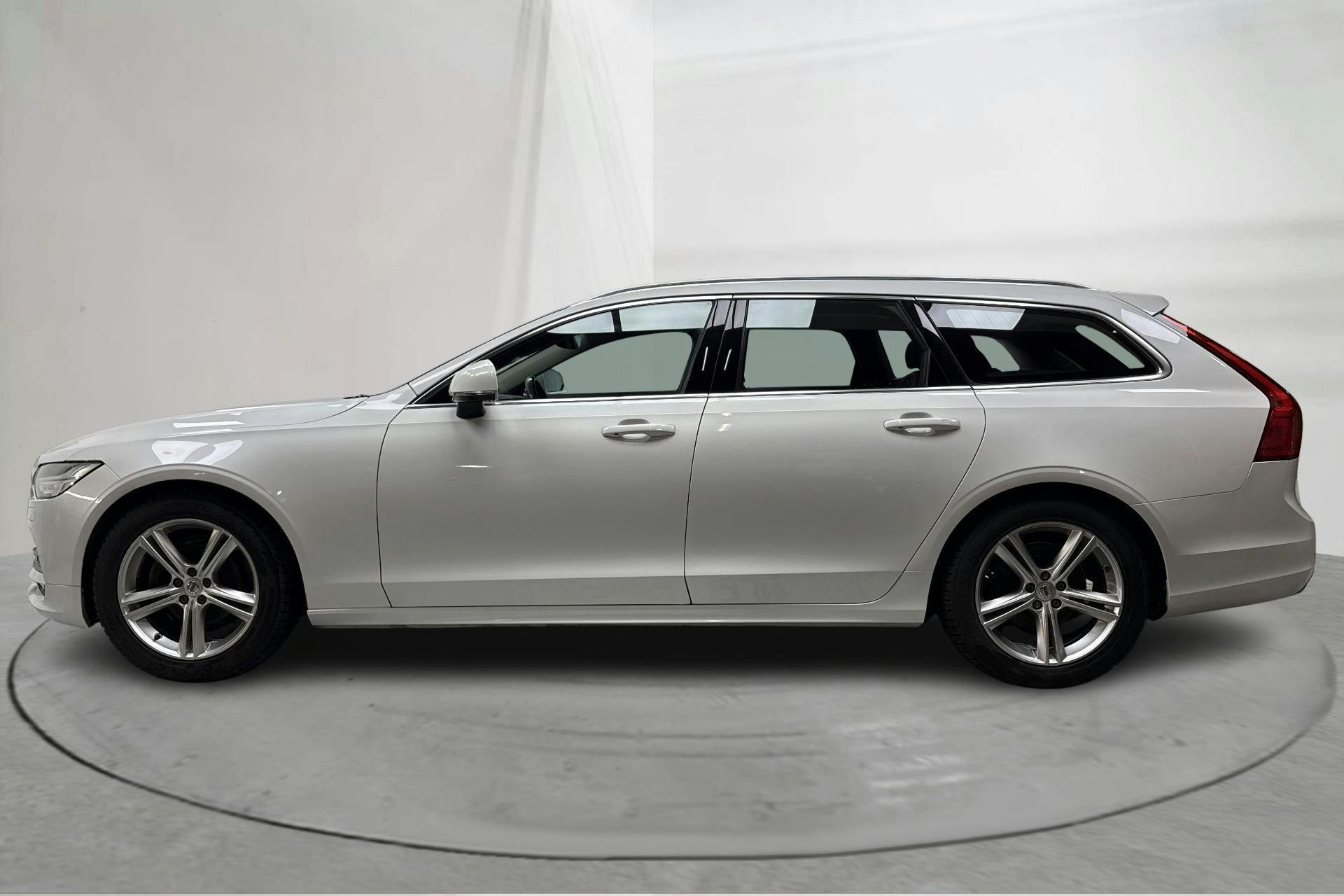 Presentationsfoto 2 av 17: Volvo V90 D4 (190hk) - 30 597 mil - Automat - vit - 2019