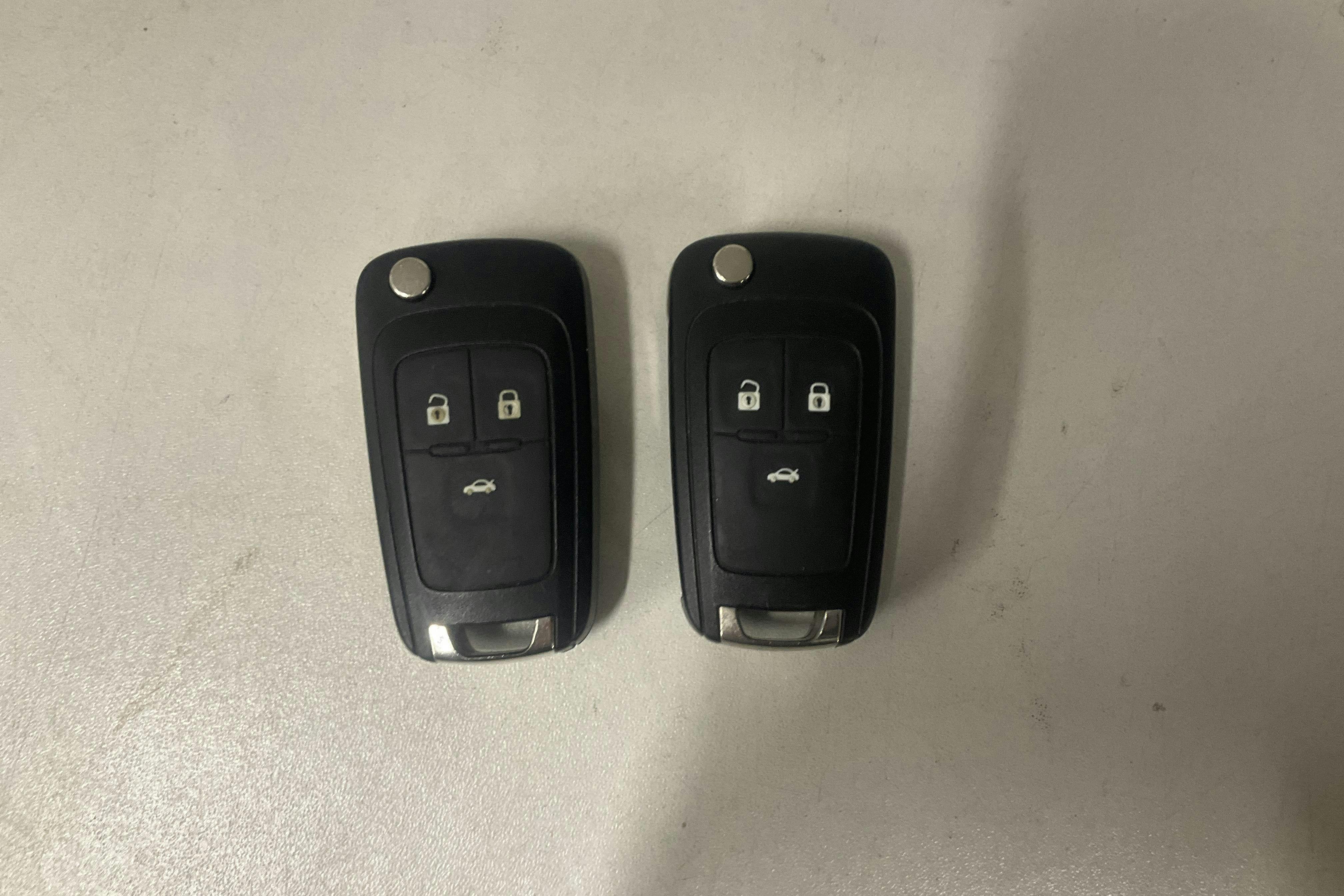 Esittelykuva 16 osoitteesta 16: Opel Insignia 2.0 CDTI ECOTEC 4x4 Country Tourer (170hk) - 166 240 km - Automaattinen - harmaa - 2017