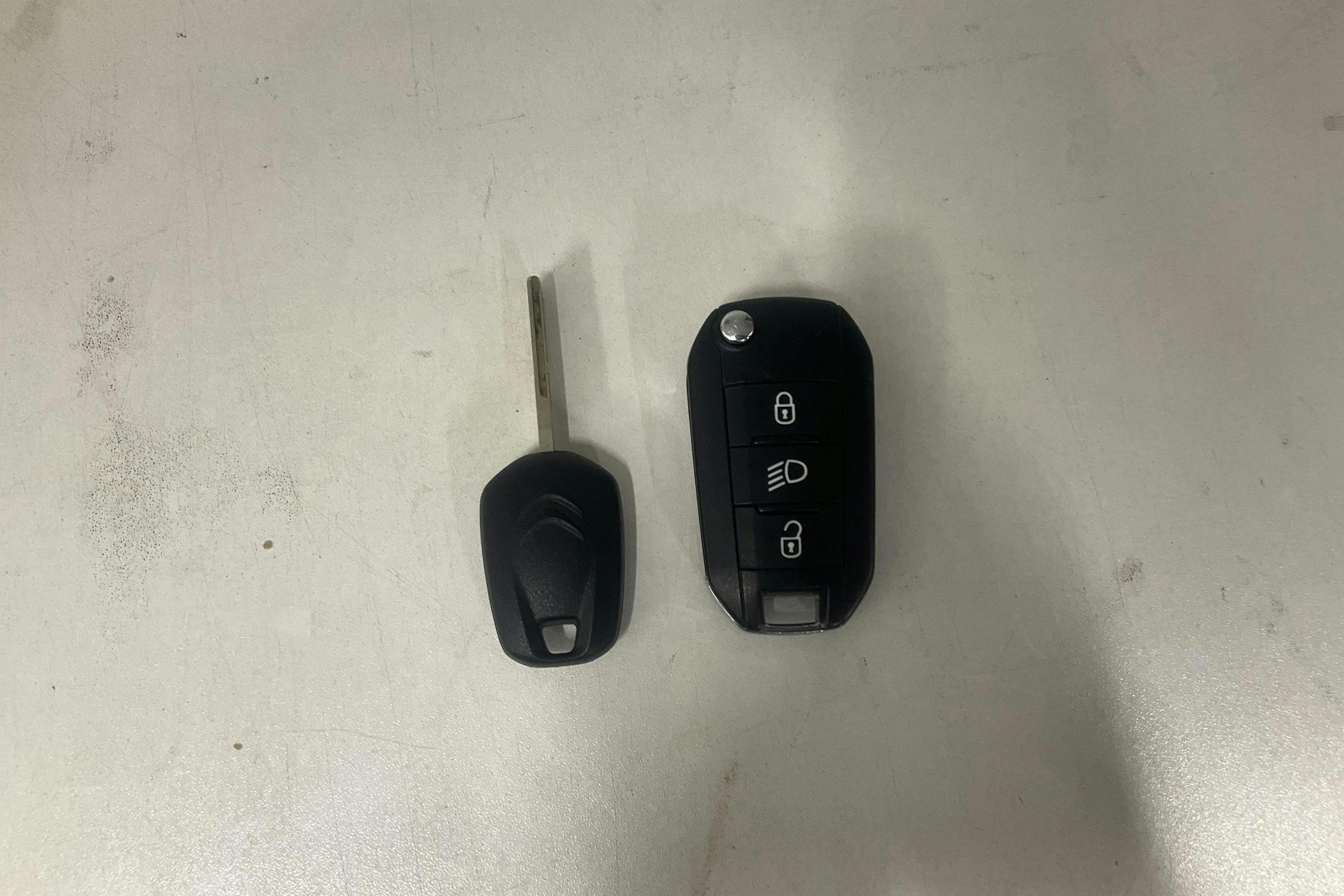 Presentation photo 15 of 15: Citroën C3 PureTech (82hk) - 75 980 km - Manual - white - 2020