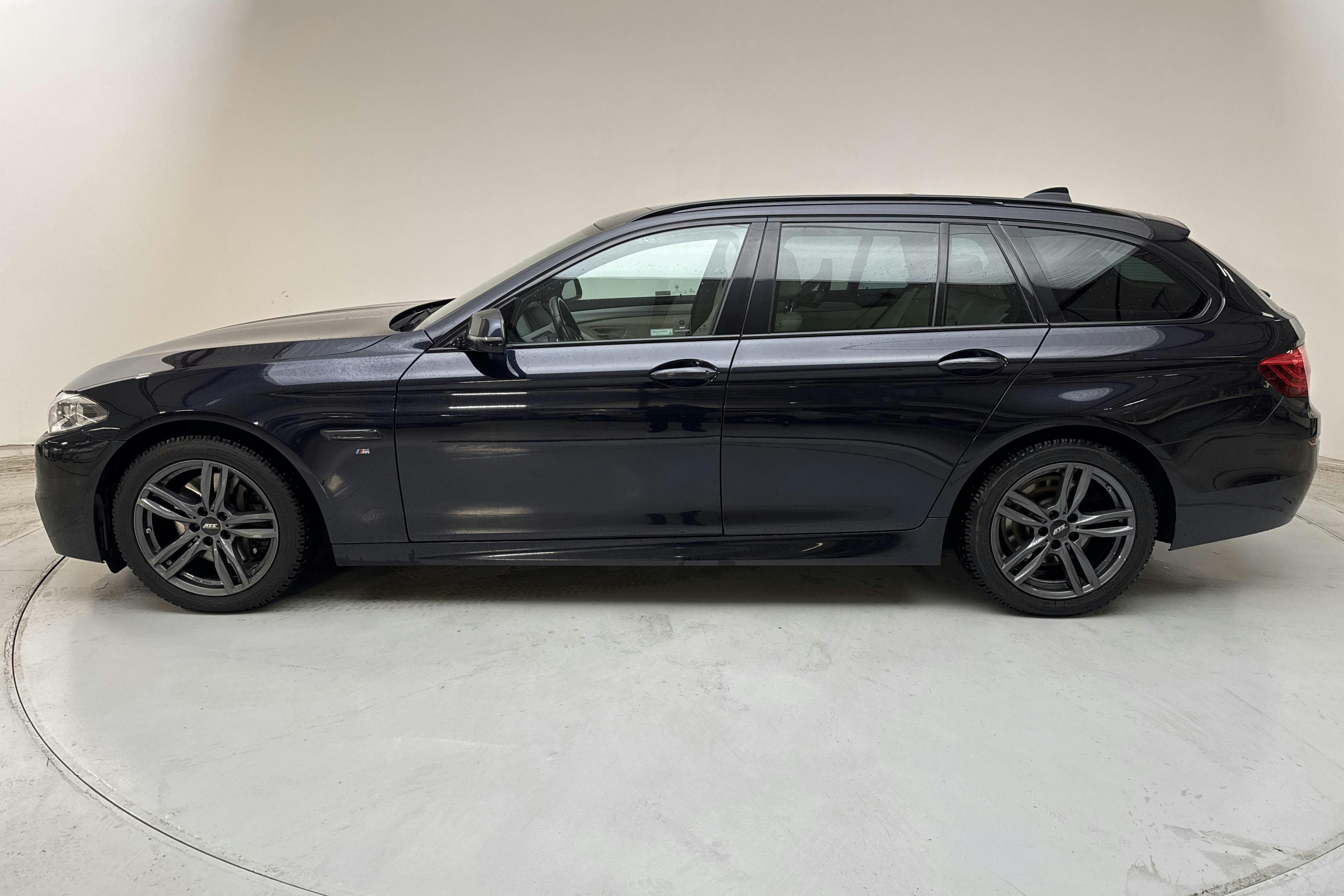 Esitlusfoto 2 aadressil 17: BMW 530d xDrive Touring, F11 (258hk) - 158 700 km - Automaatne - must - 2016