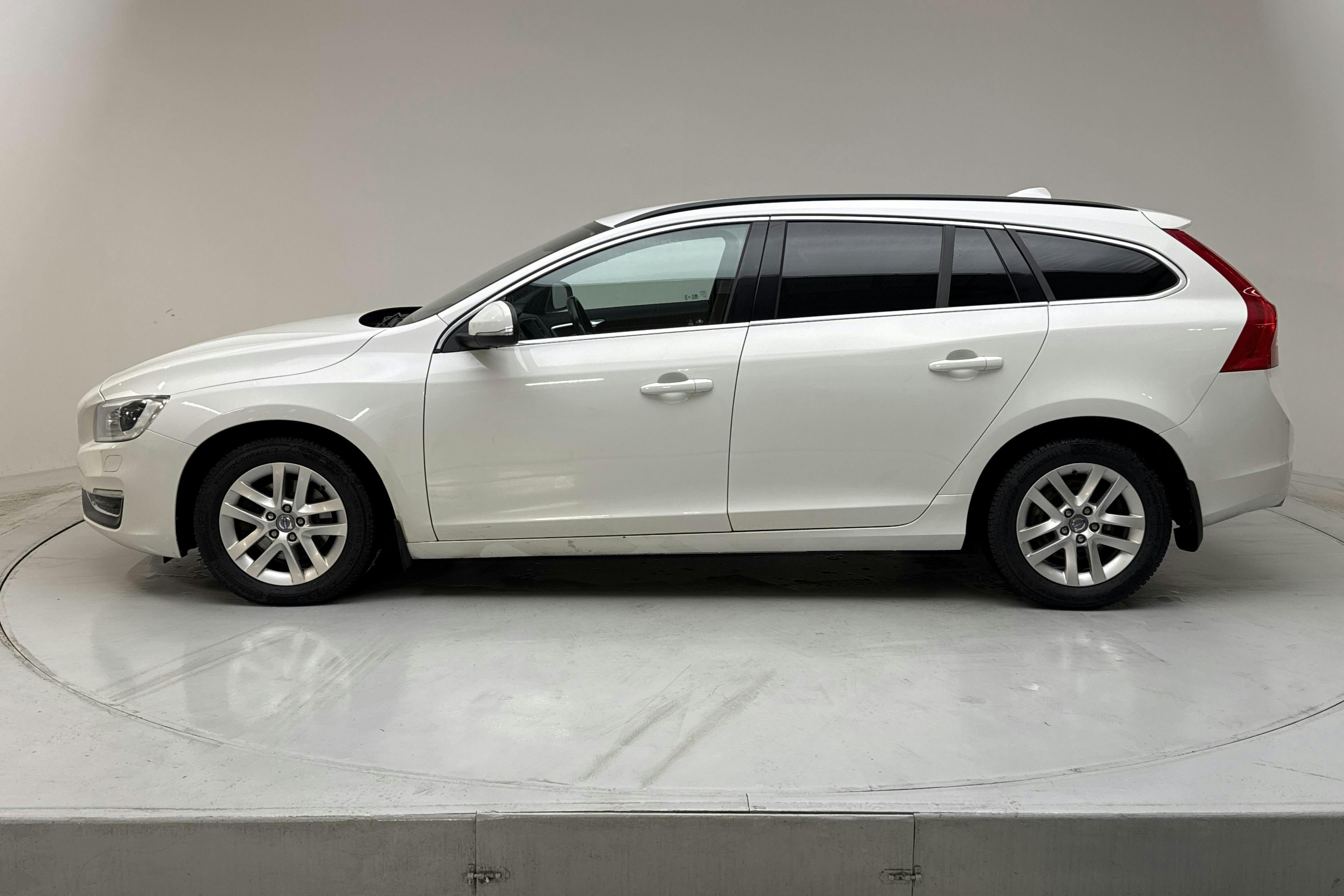 Presentation photo 2 of 17: Volvo V60 D4 (181hk) - 210 240 km - Automatic - white - 2014
