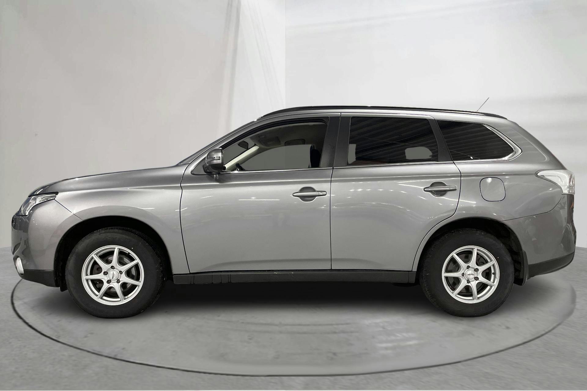 Presentationsfoto 2 av 13: Mitsubishi Outlander 2.2 Di-D 4WD (150hk) - 20 555 mil - Manuell - Dark Grey - 2013