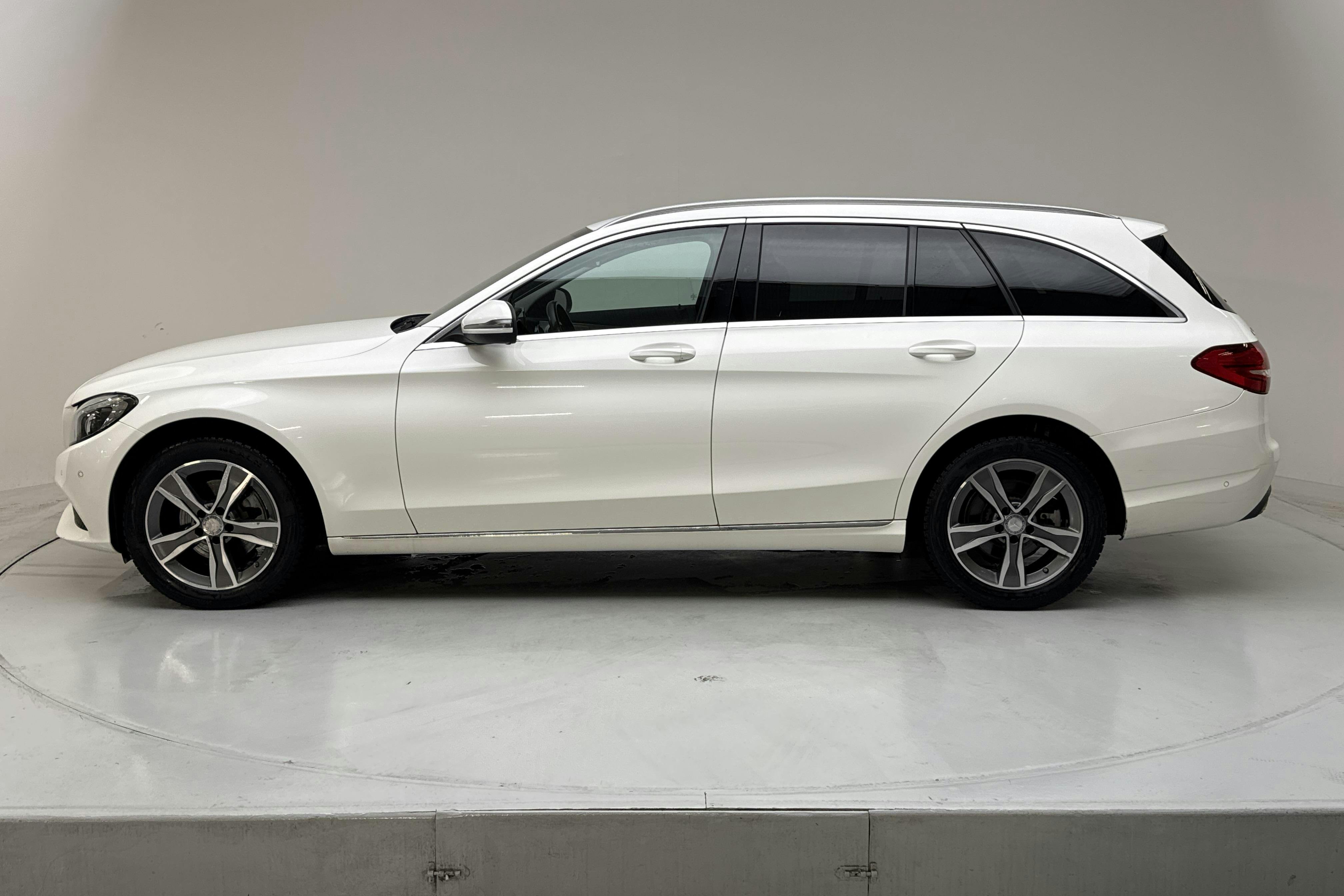 Presentation photo 2 of 16: Mercedes C 220 d 4MATIC Kombi S205 (170hk) - 288 880 km - Automatic - white - 2016