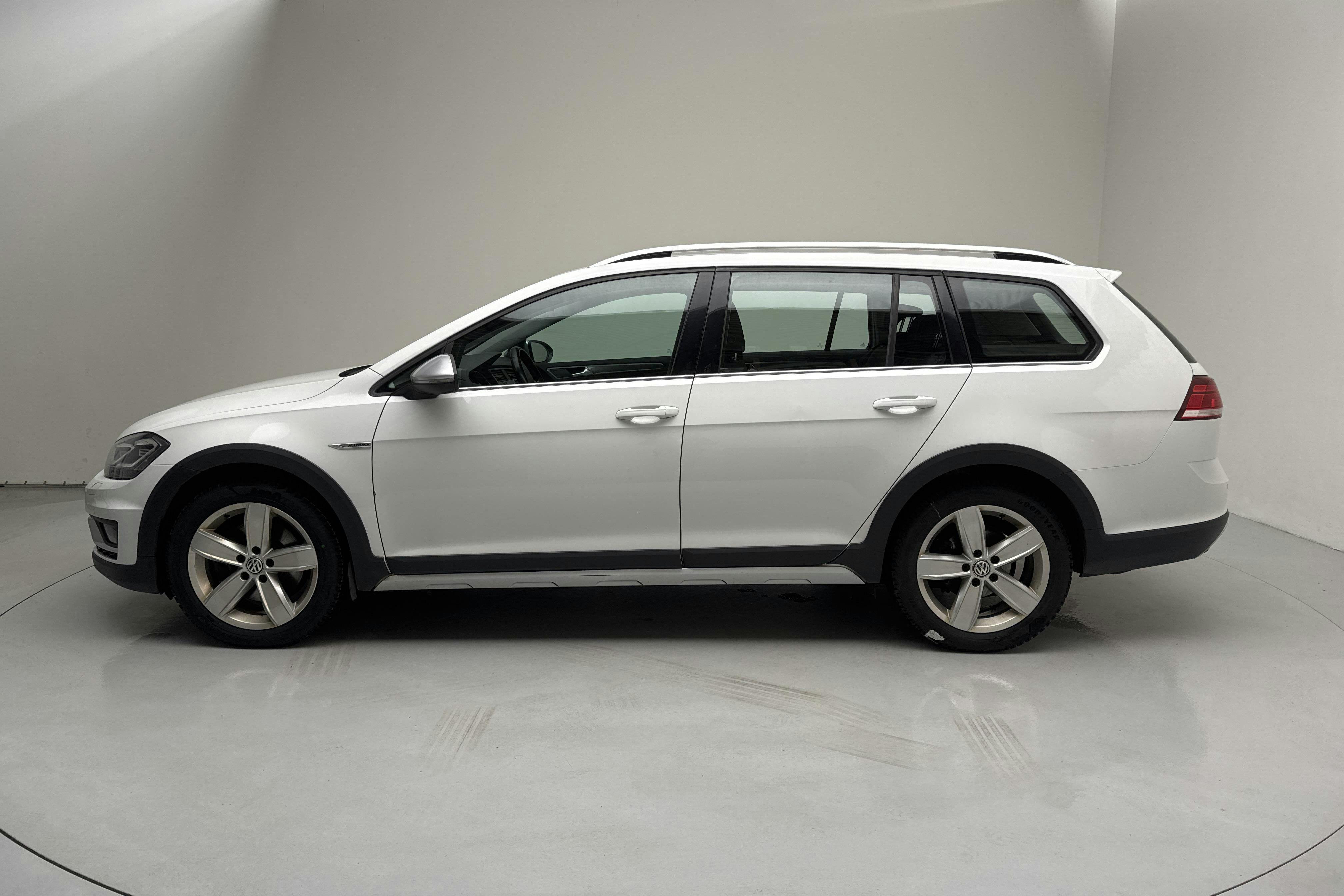Esitlusfoto 2 aadressil 15: VW Golf Alltrack 2.0 TDI 4MOTION (184hk) - 282 920 km - Automaatne - valge - 2020