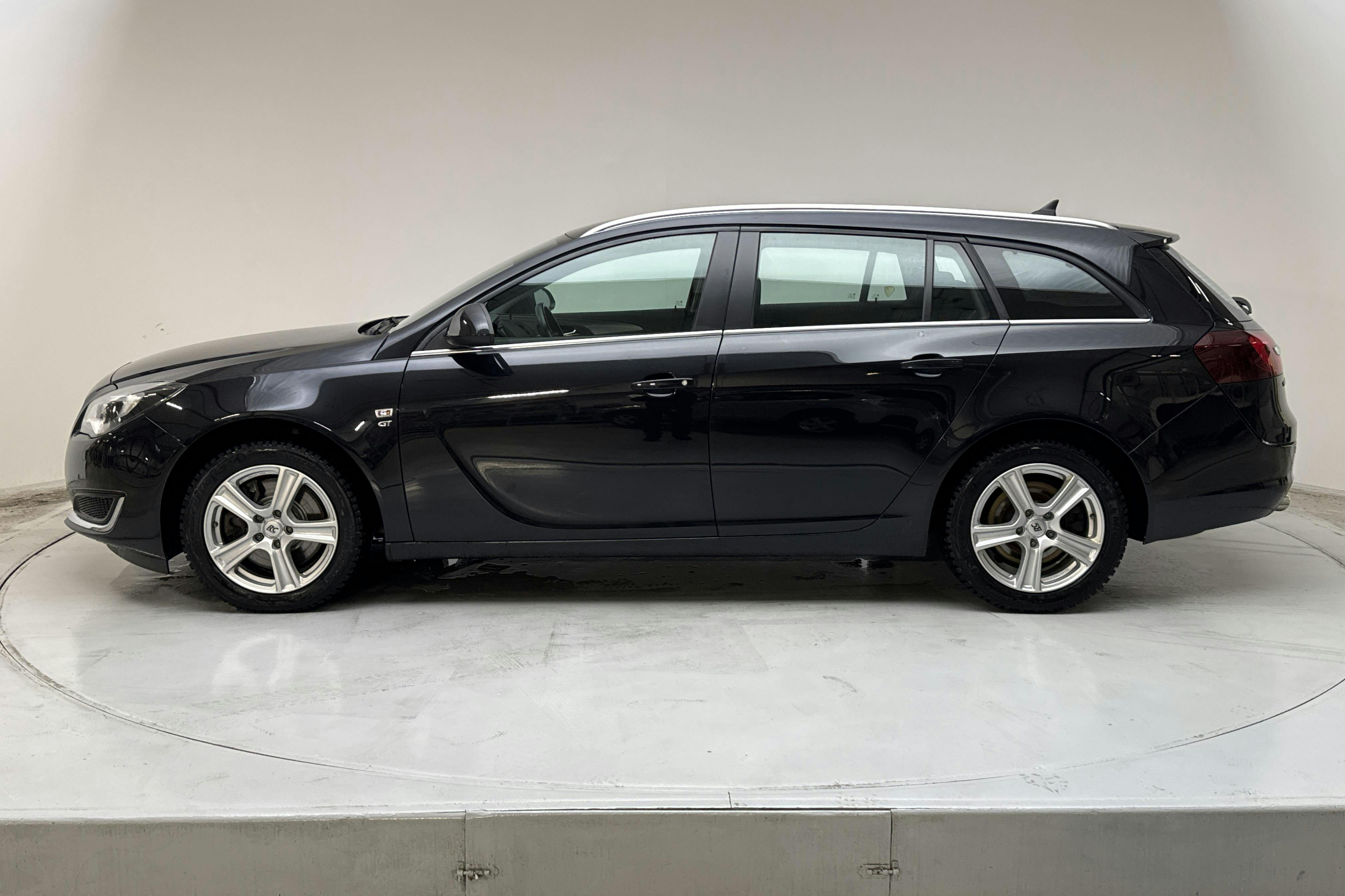 Esittelykuva 2 osoitteesta 17: Opel Insignia 2.0 ECOTEC 4x4 Sports Tourer (250hk) - 130 320 km - Automaattinen - musta - 2014