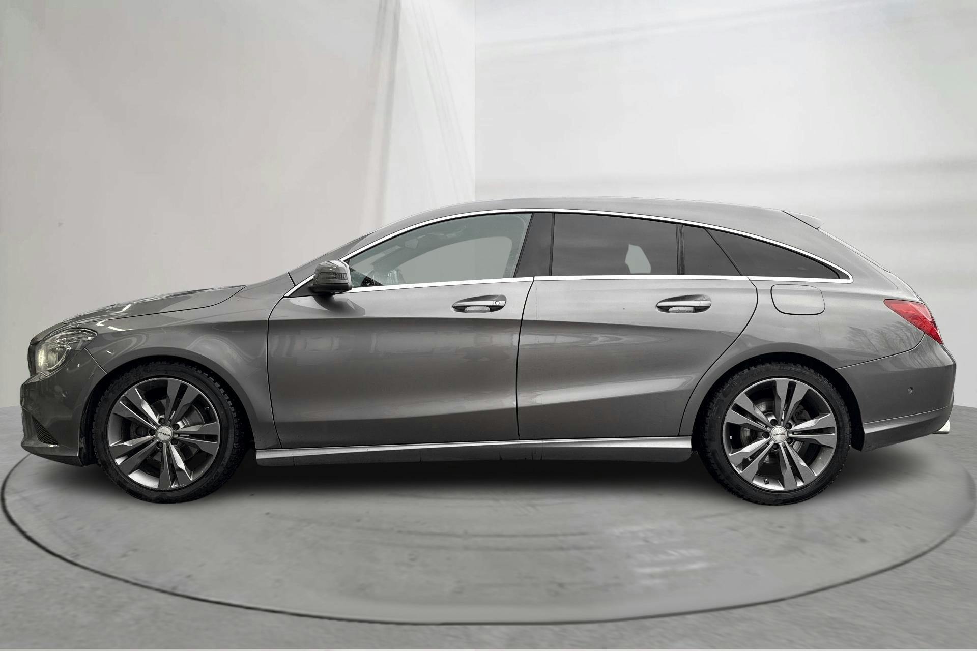 Presentationsfoto 2 av 14: Mercedes CLA 220 d 4MATIC Shooting Brake (177hk) - 23 105 mil - Automat - Dark Grey - 2016