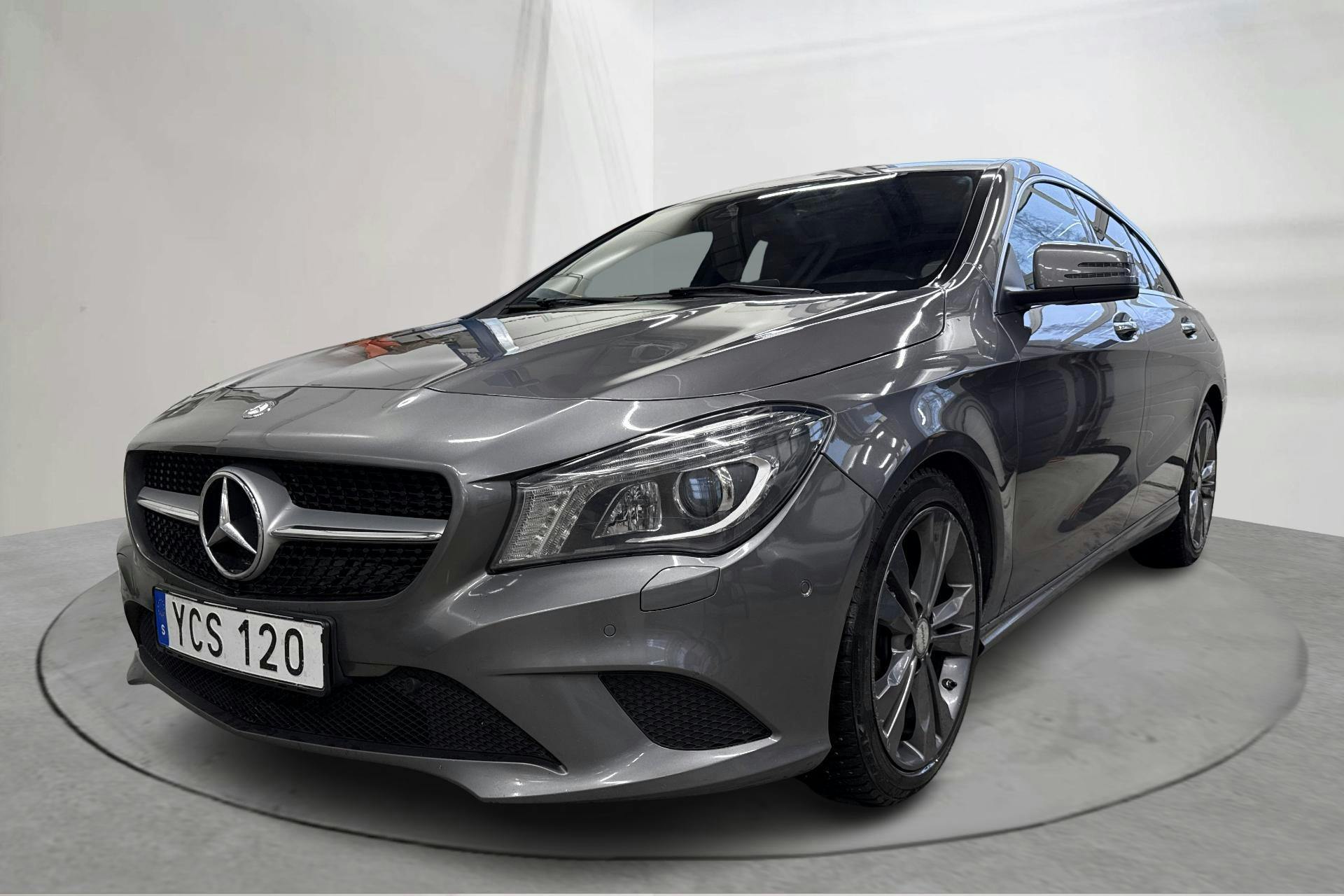 Presentationsfoto 1 av 14: Mercedes CLA 220 d 4MATIC Shooting Brake (177hk) - 23 105 mil - Automat - Dark Grey - 2016