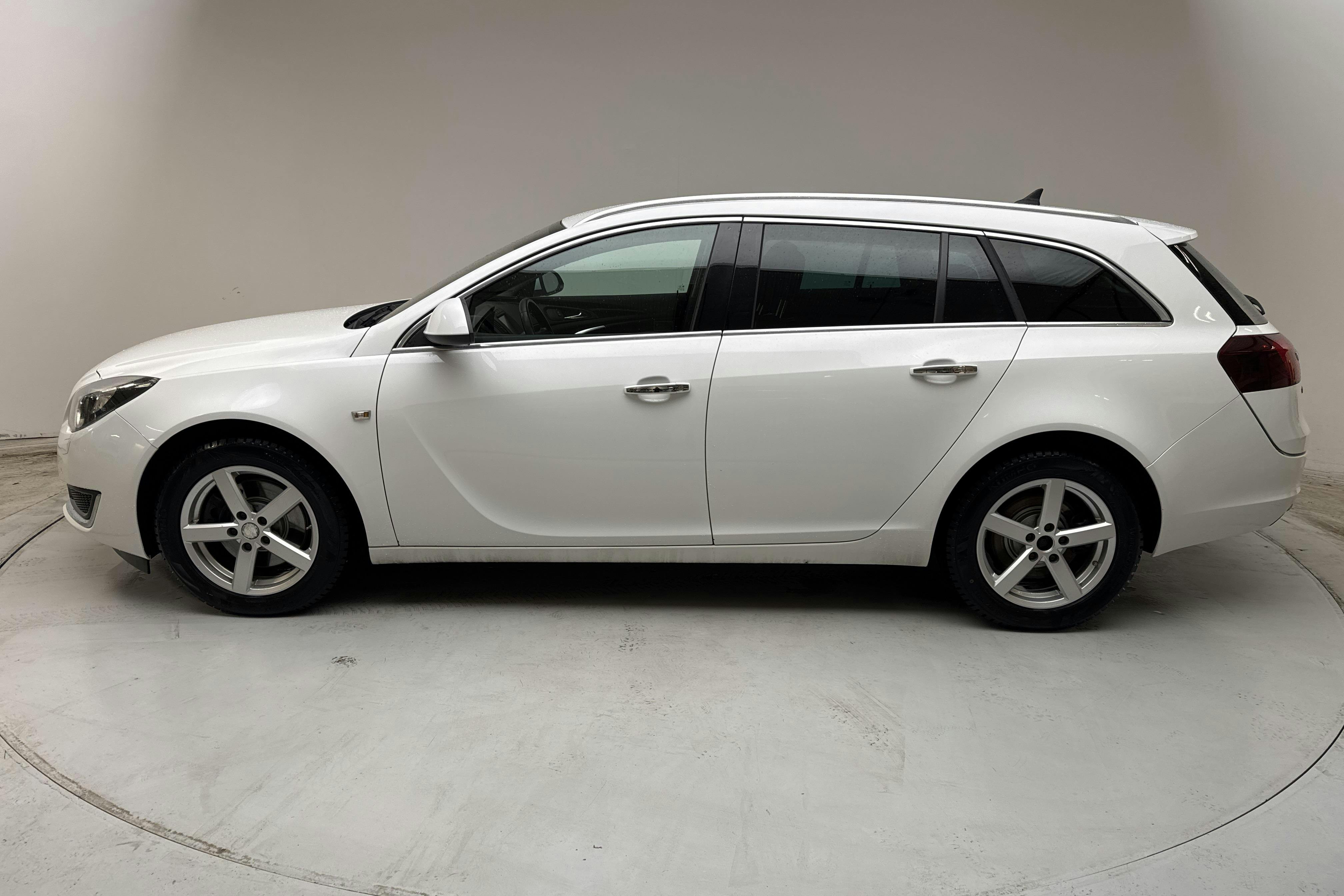 Presentation photo 2 of 14: Opel Insignia 2.0 CDTI ECOTEC 4x4 Sports Tourer (170hk) - 145 000 km - Automatic - white - 2016