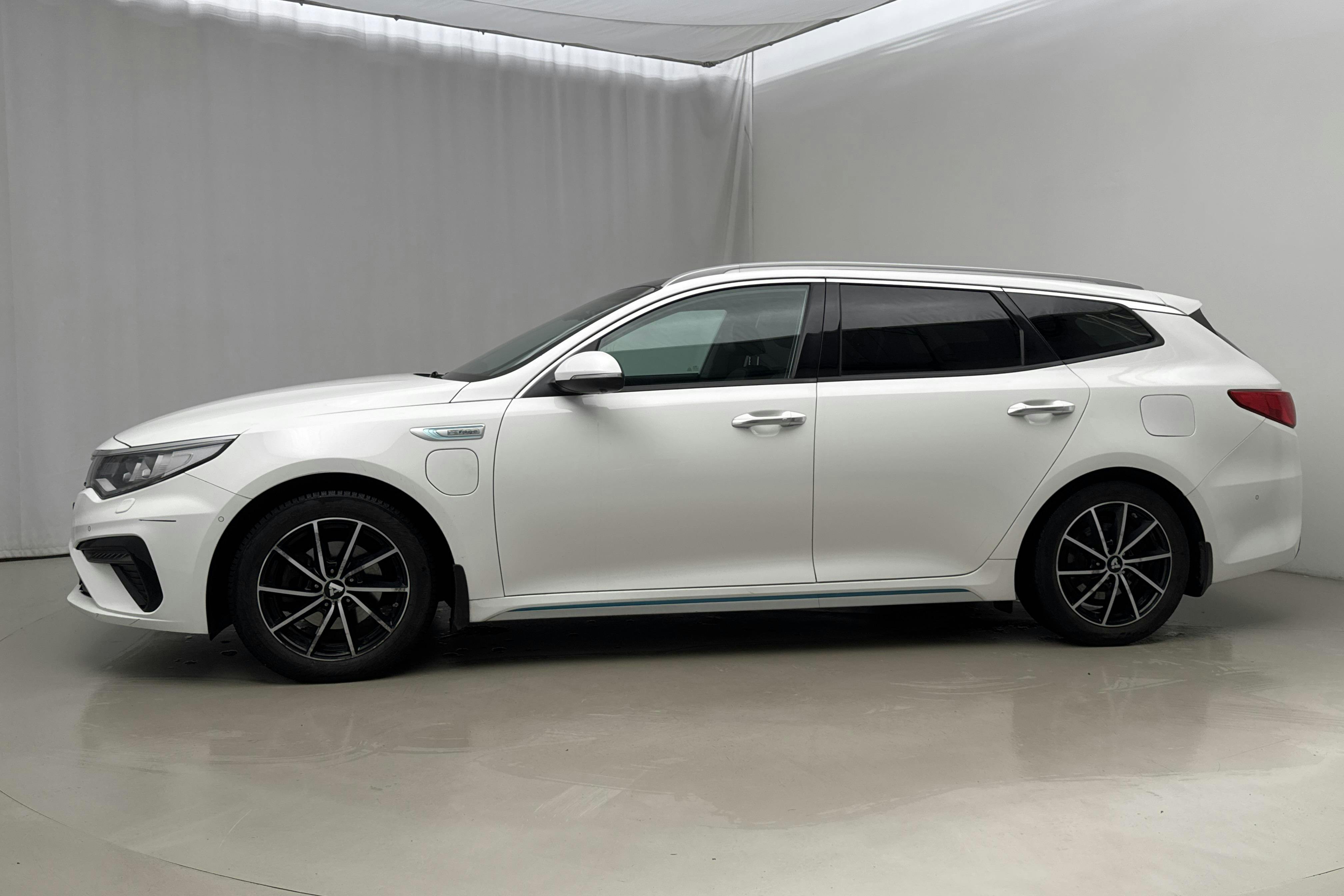 Presentationsfoto 2 av 26: KIA Optima 2.0 GDi Plug-in Hybrid SW (205hk) - 14 856 mil - Automat - vit - 2020