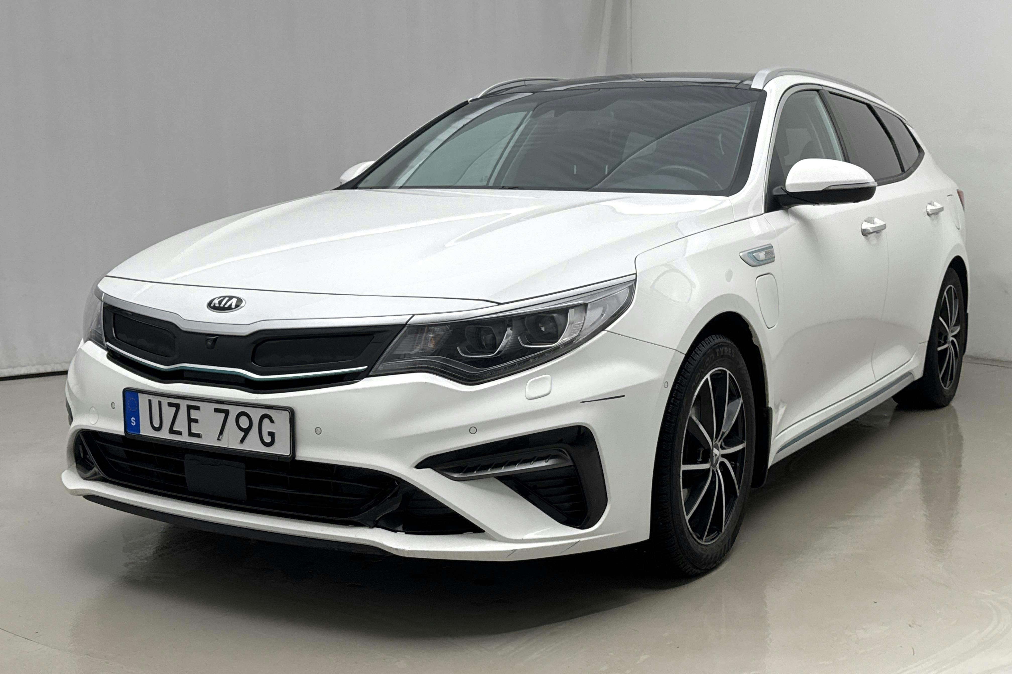 Presentationsfoto 1 av 26: KIA Optima 2.0 GDi Plug-in Hybrid SW (205hk) - 14 856 mil - Automat - vit - 2020