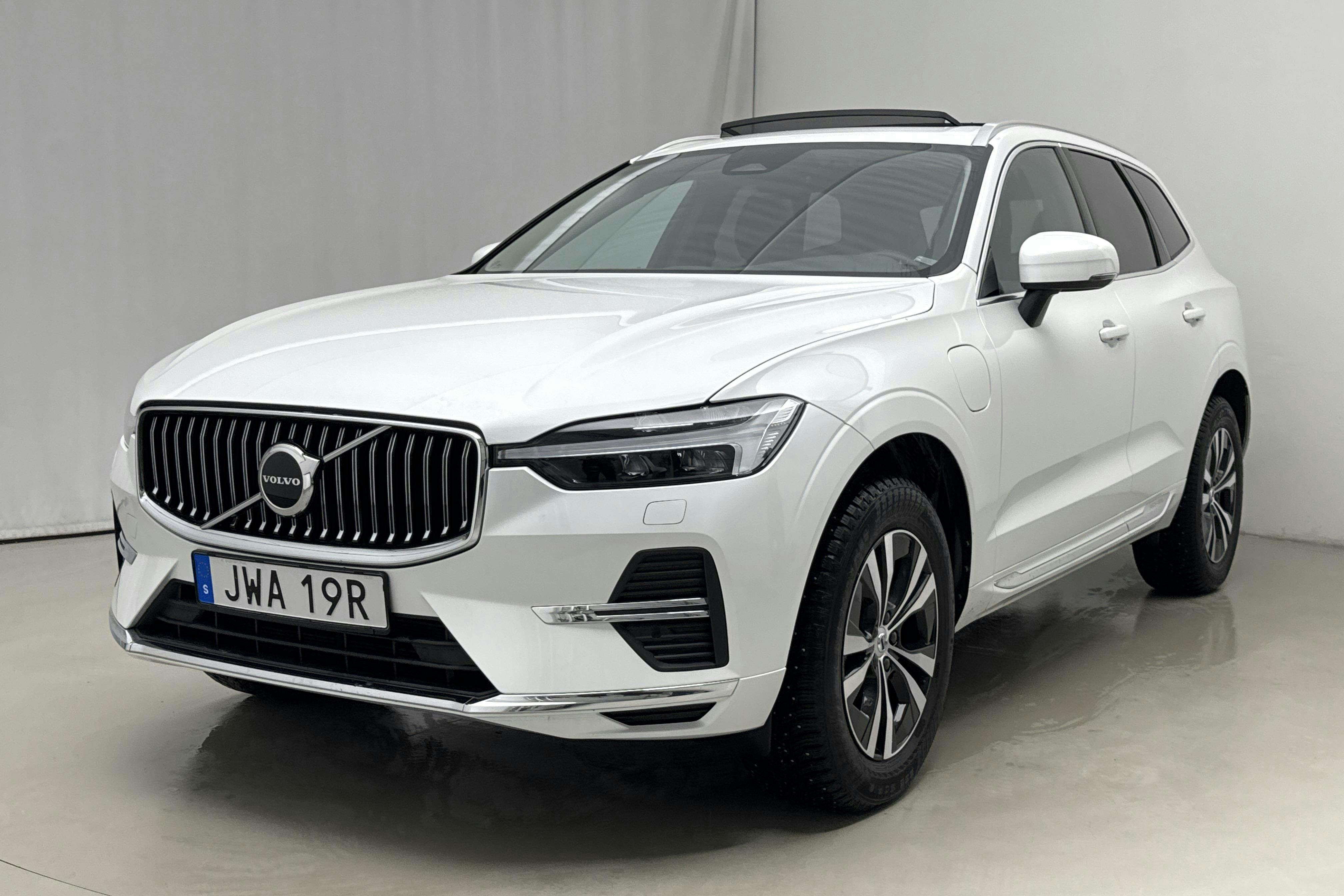 Esitlusfoto 1 aadressil 24: Volvo XC60 T6 AWD Recharge (350hk) - 43 200 km - Automaatne - valge - 2023