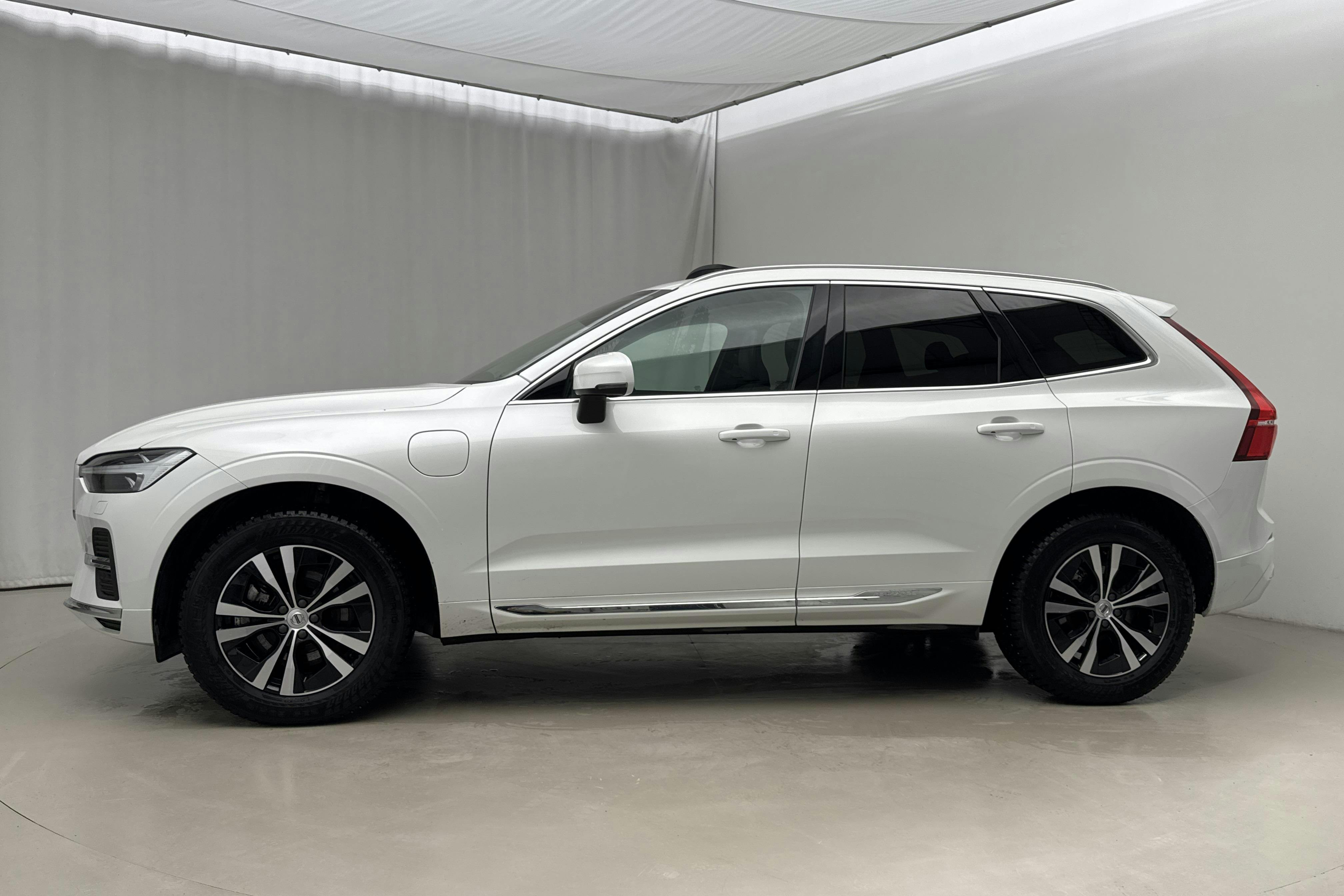 Esitlusfoto 2 aadressil 24: Volvo XC60 T6 AWD Recharge (350hk) - 43 200 km - Automaatne - valge - 2023