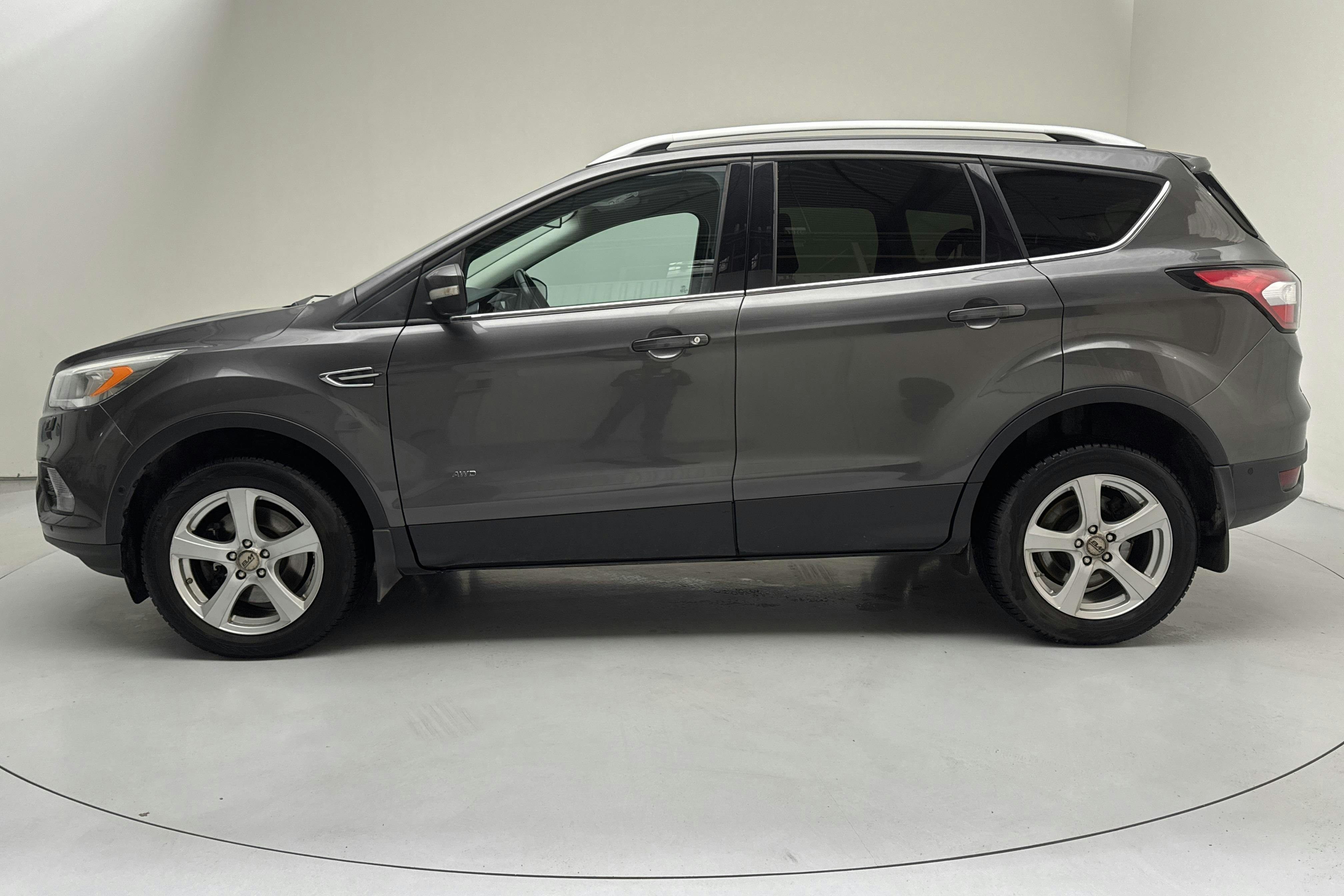 Zdjęcie prezentacyjne 2 z 12: Ford Kuga 2.0 TDCi AWD (150hk) - 194 300 km - Automatyczna - szary - 2017