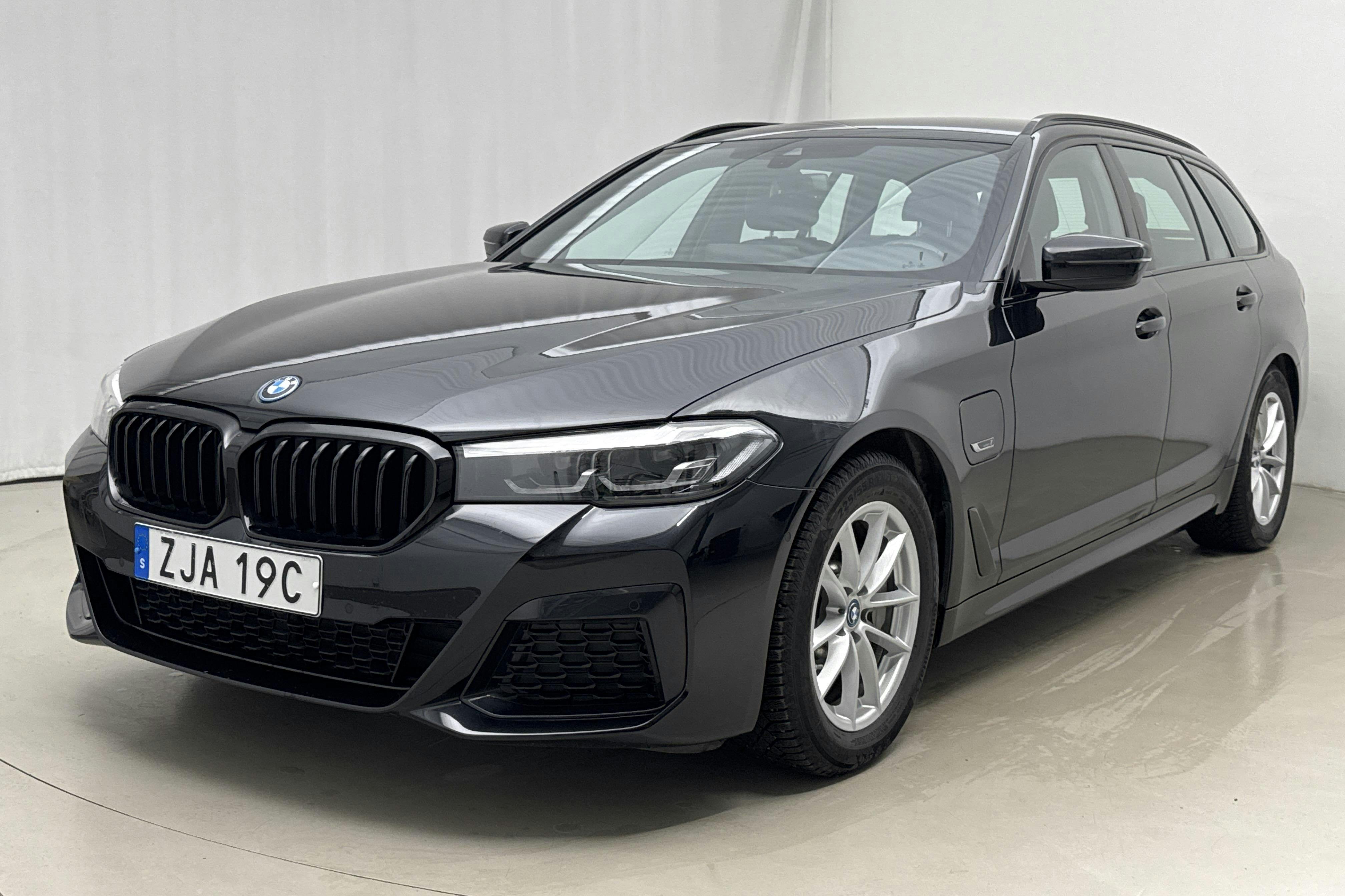 Presentation photo 1 of 21: BMW 530e xDrive Touring, G31 12kWh LCI (292hk) - 28 000 km - Automatic - black - 2023
