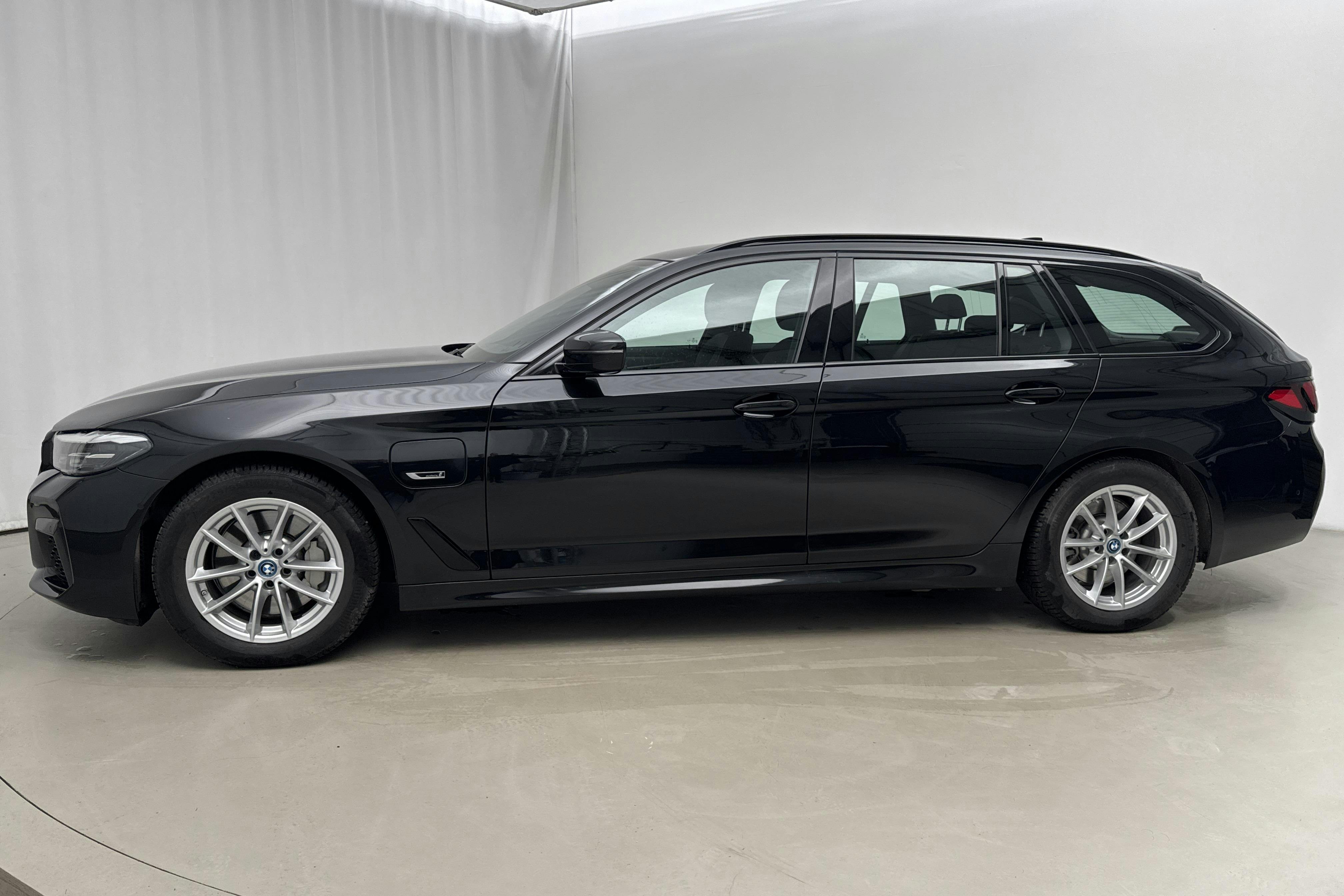 Presentation photo 2 of 21: BMW 530e xDrive Touring, G31 12kWh LCI (292hk) - 28 000 km - Automatic - black - 2023