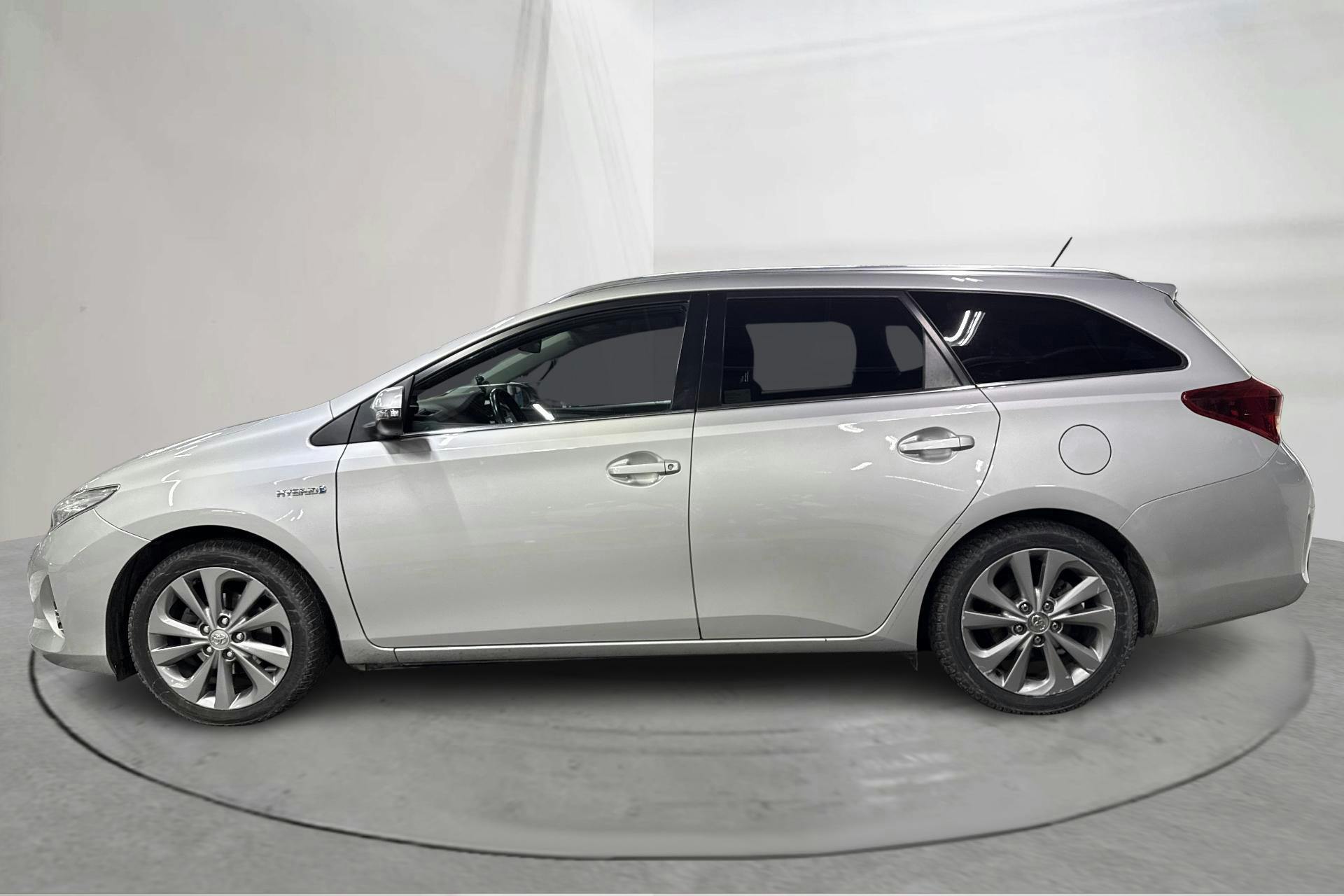 Esitlusfoto 2 aadressil 12: Toyota Auris 1.8 HSD Touring Sports (99hk) - 139 370 km - Automaatne - hõbe - 2014