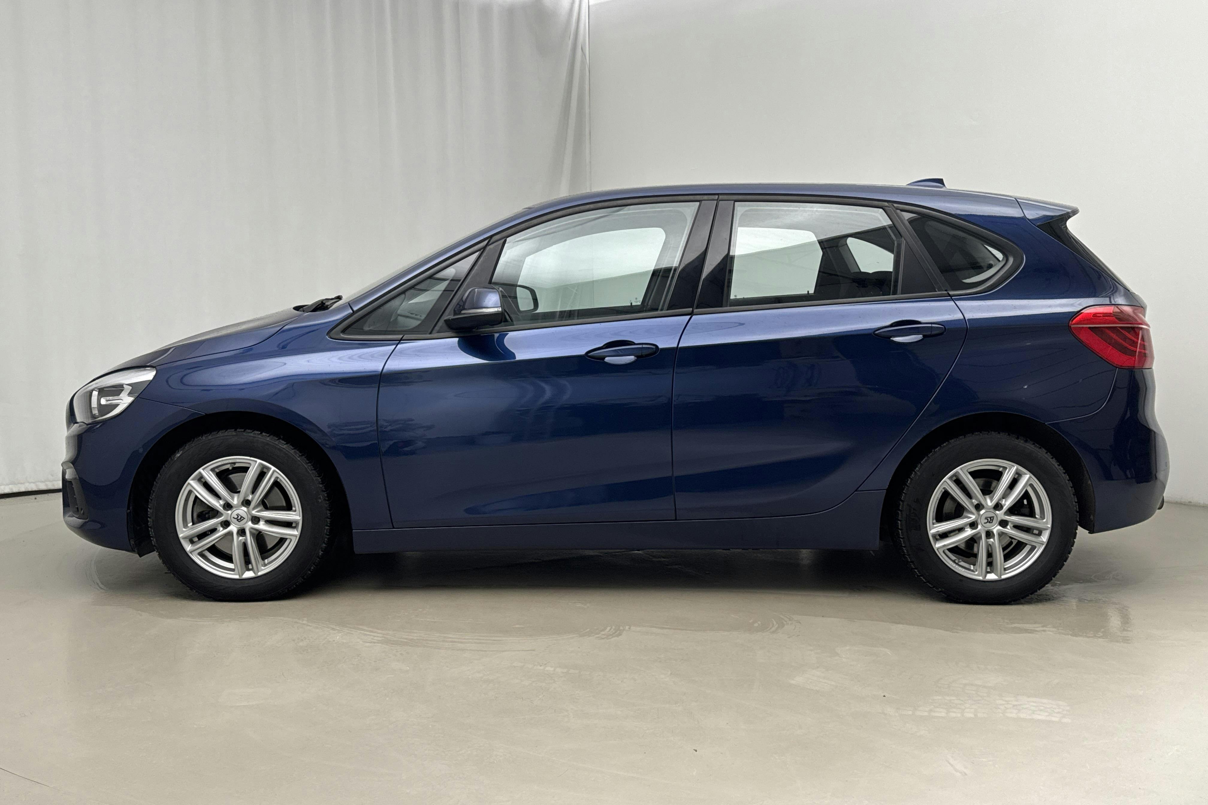 Presentation photo 2 of 17: BMW 218i Active Tourer, F45 (136hk) - 179 920 km - Manual - blue - 2015