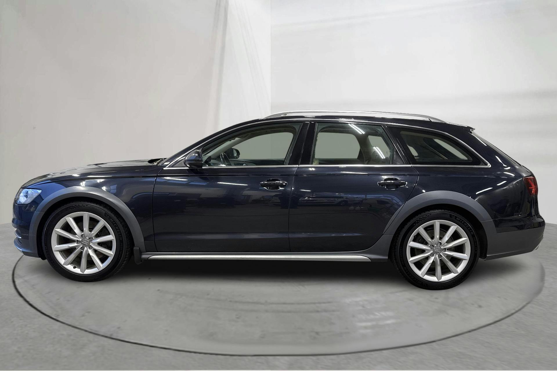 Presentationsfoto 2 av 16: Audi A6 Allroad 3.0 TDI quattro (218hk) - 35 585 mil - Automat - blå - 2016