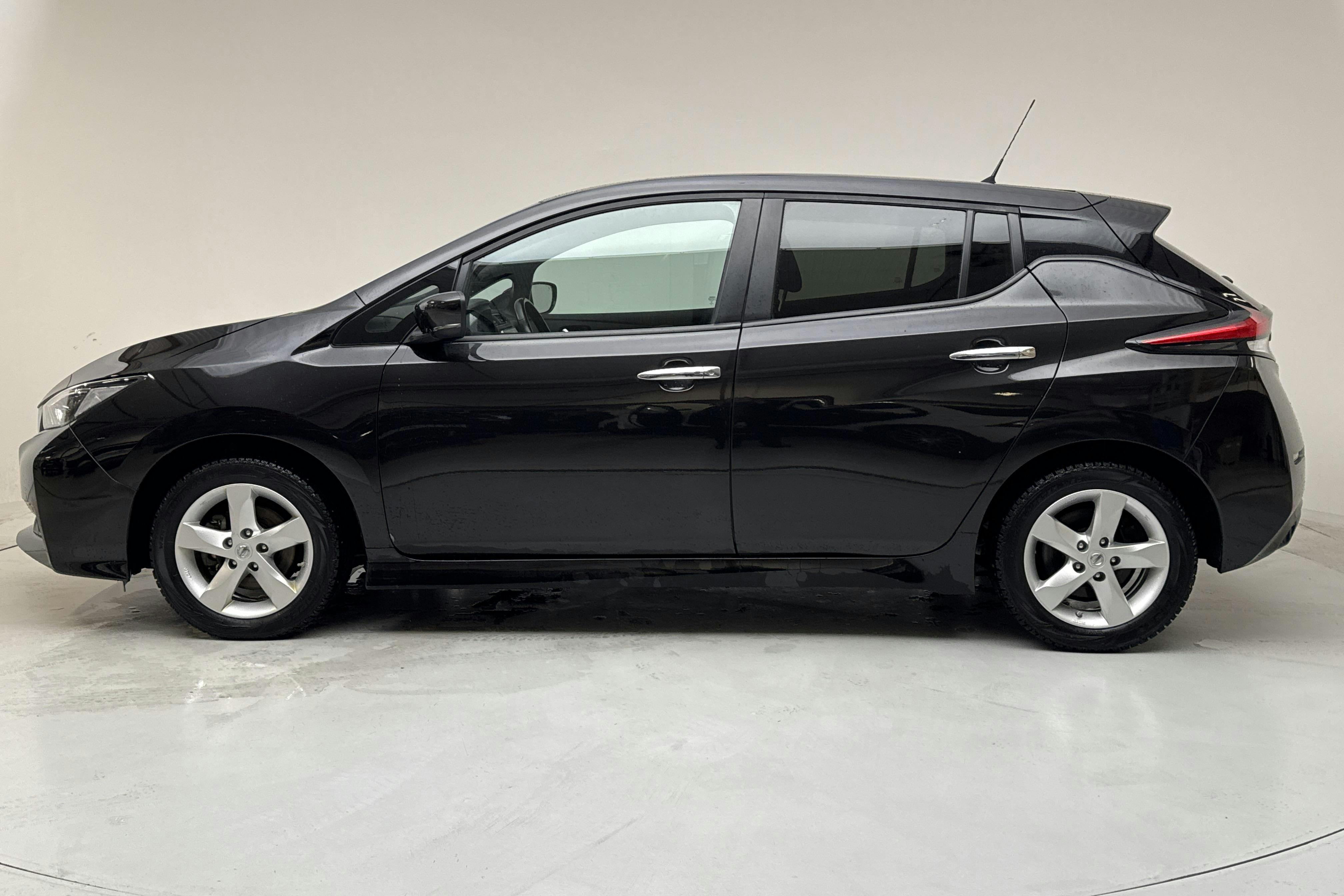 Presentationsfoto 2 av 16: Nissan LEAF 5dr 39kWh (150hk) - 8 902 mil - Automat - svart - 2021