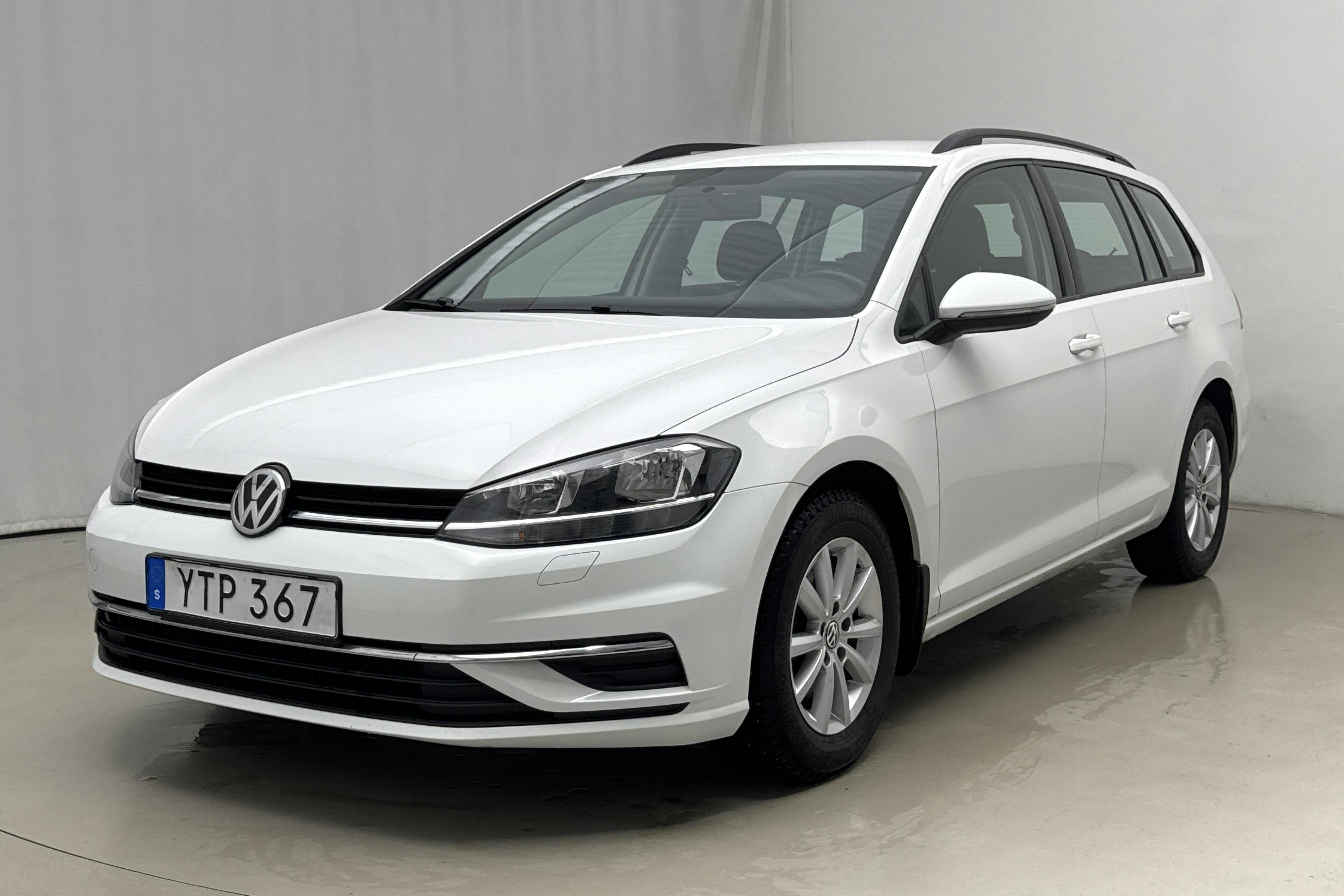 Presentation photo 1 of 18: VW Golf VII 1.0 TSI Sportscombi (115hk) - 92 050 km - Manual - white - 2019