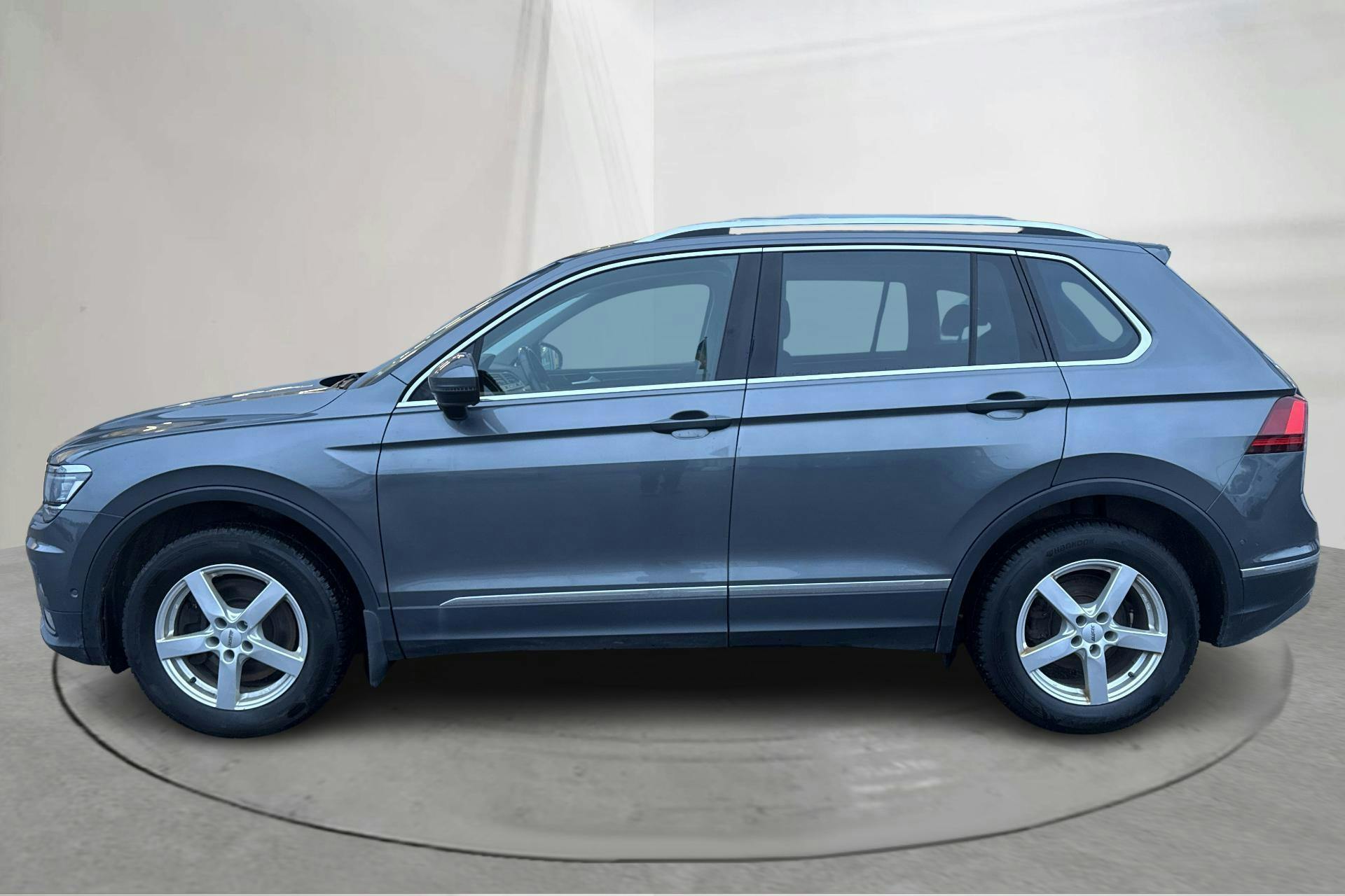 Presentationsfoto 2 av 17: VW Tiguan 2.0 TDI 4MOTION (190hk) - 18 696 mil - Automat - silver - 2018