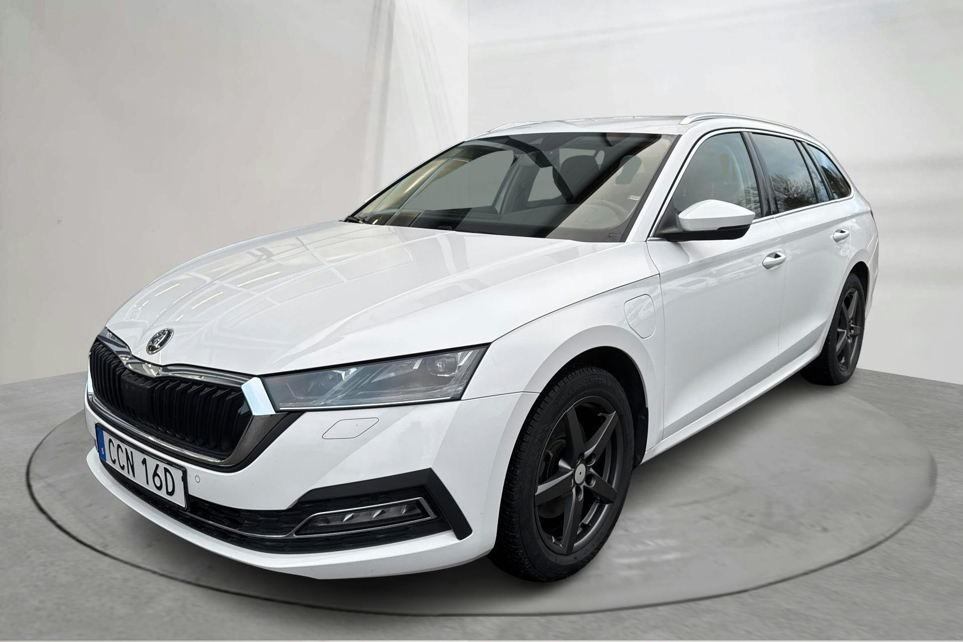Presentation photo 1 of 16: Skoda Octavia 1.4 iV PHEV Combi (204hk) - 127 650 km - Automatic - white - 2022